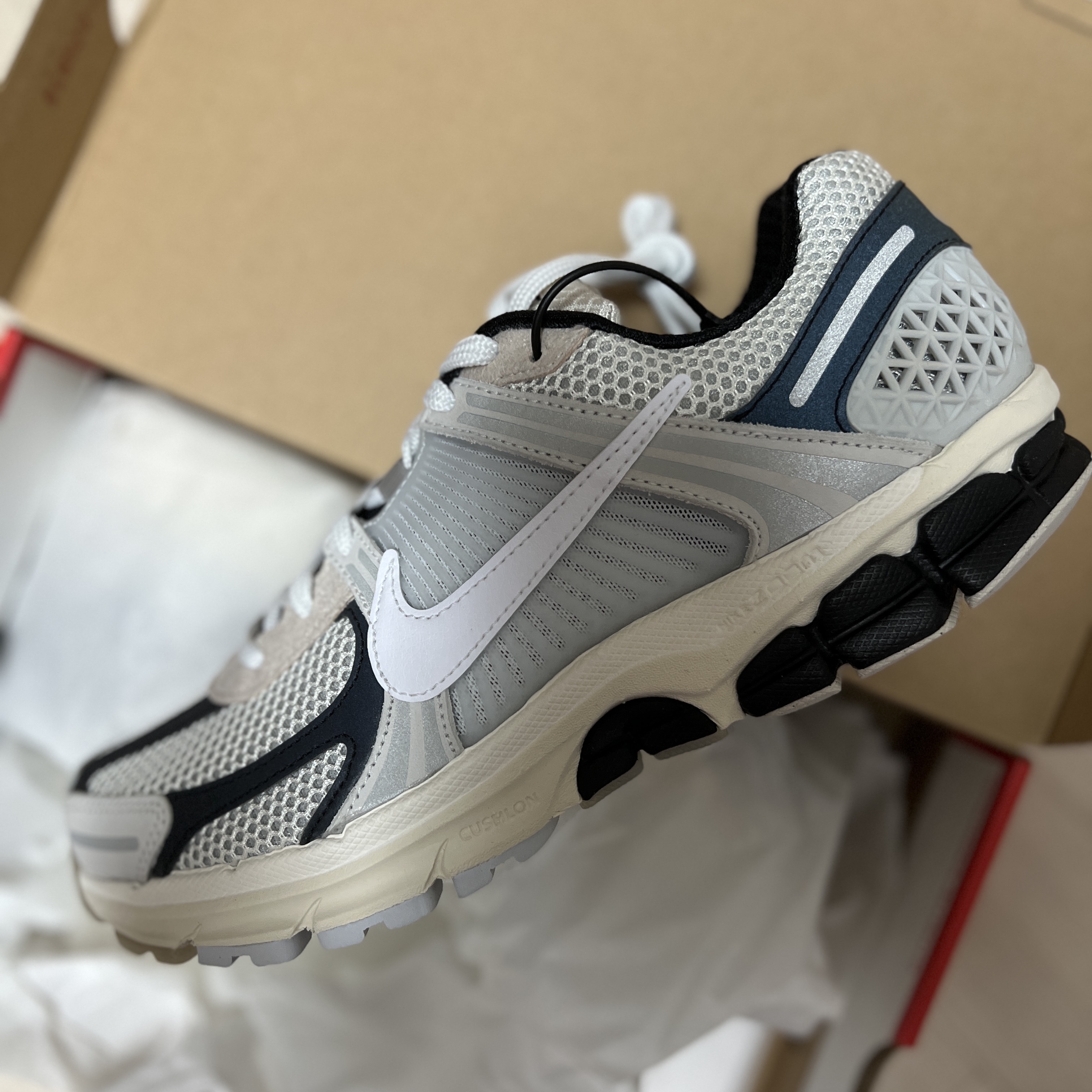 Nike Zoom Vomero 5 Light Bone and Black 착용 스타일