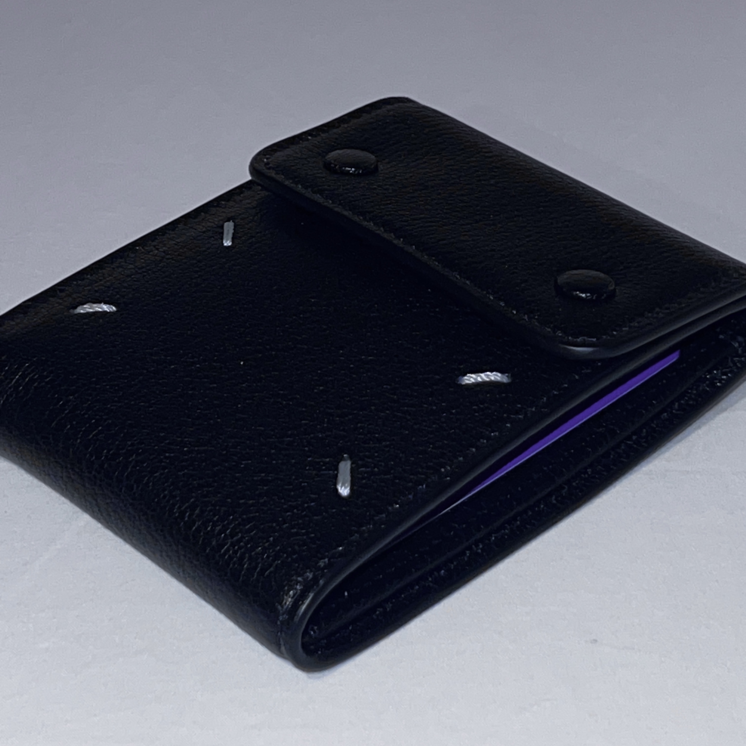 Maison Margiela Snap Closure Bi-Fold Wallet Black 착용 스타일
