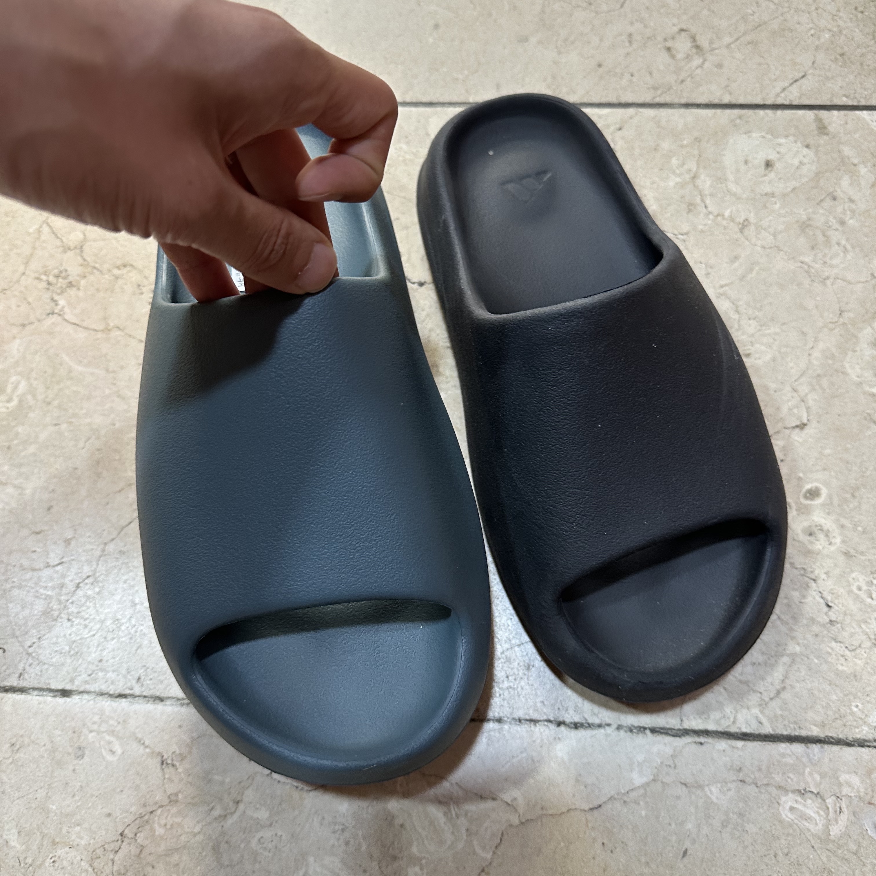 Adidas Yeezy Slide Onyx, Adidas Yeezy Slide Slate Marine 착용 스타일