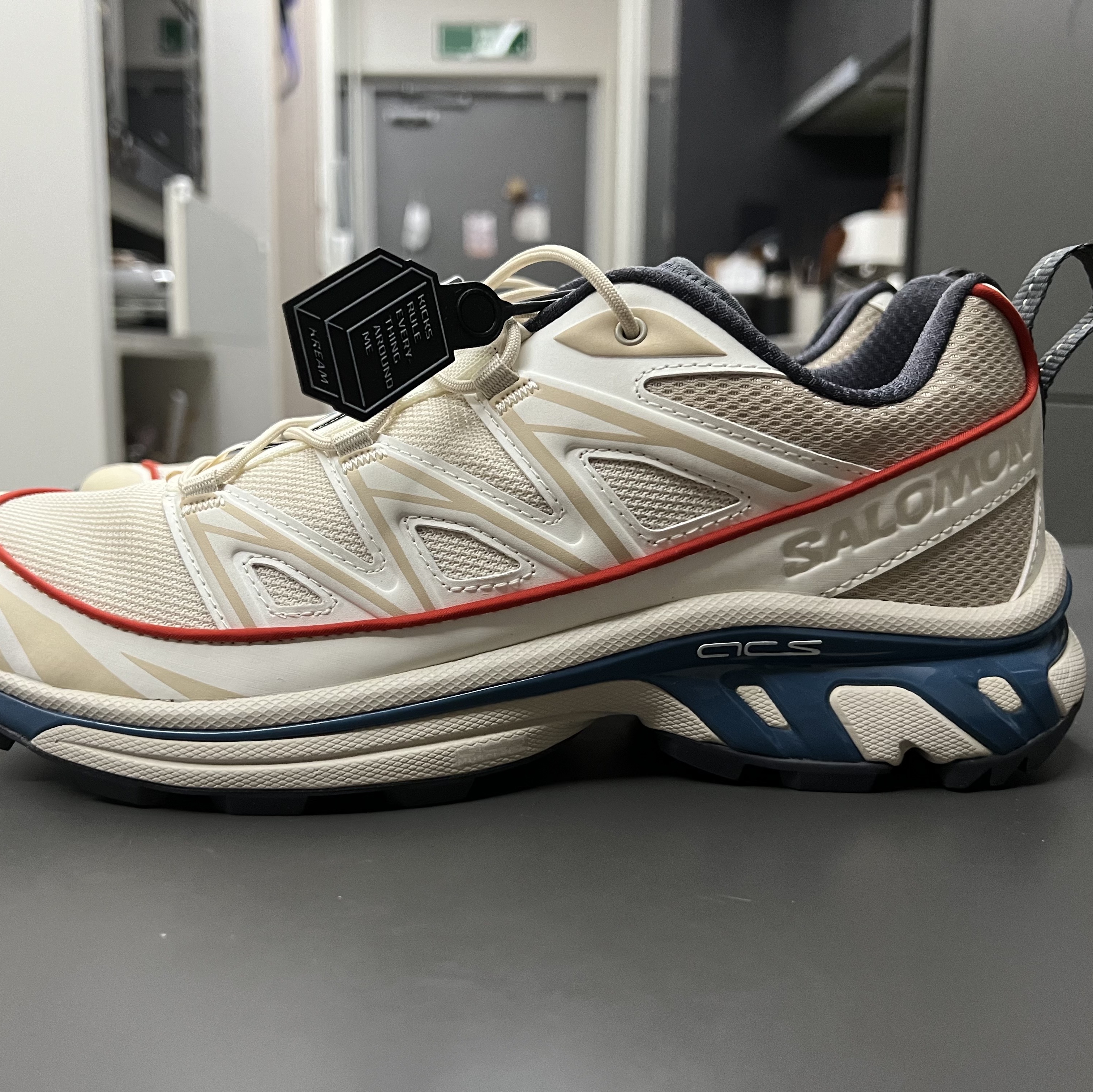 Salomon XT-6 Expanse Almond Milk Aegean Blue 착용 스타일 - 1