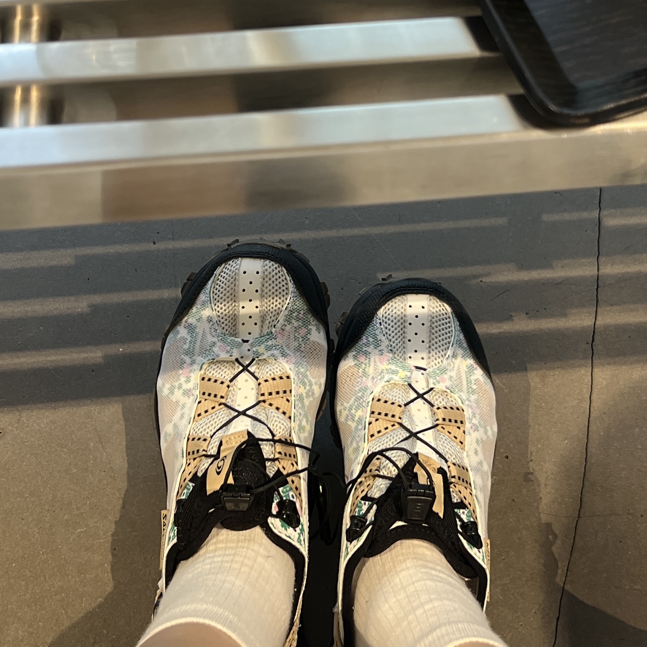 Salomon x The Broken Arm Techamphibian White Black Safari 착용 스타일 - 2