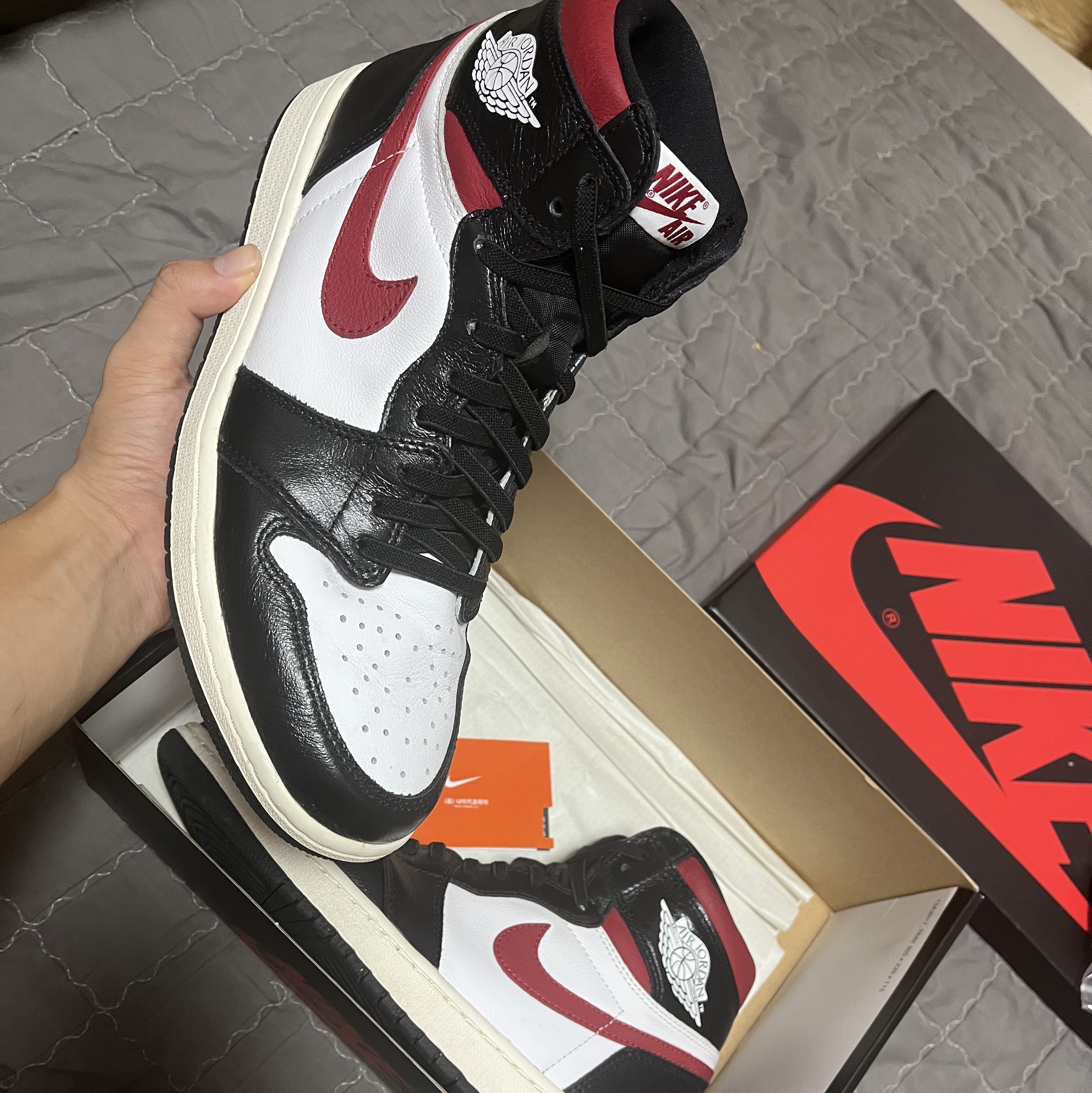 Jordan 1 Retro High OG Gym Red, Jordan 1 Mid Gym Red Black White 착용 스타일