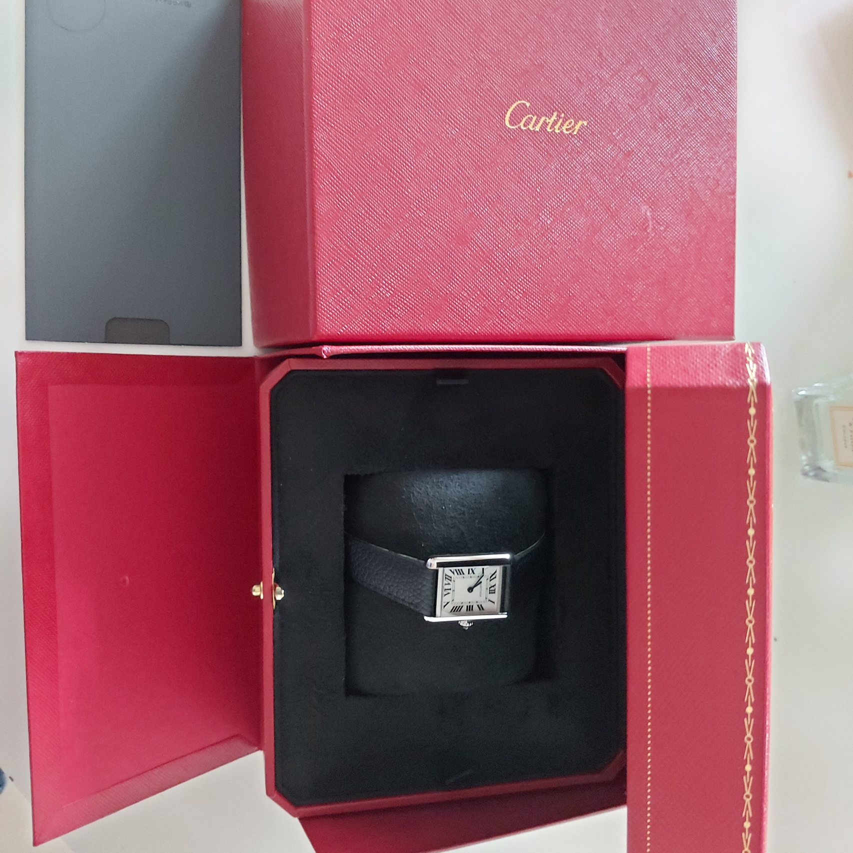 Cartier Tank Must Watch Small Quartz Steel Calfskin Black 착용 스타일 - 2