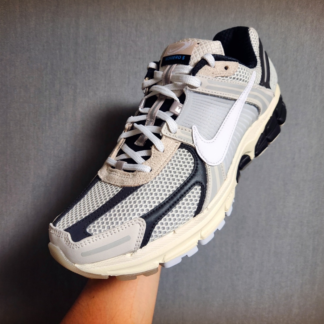 Nike Zoom Vomero 5 Light Bone and Black 착용 스타일 - 1