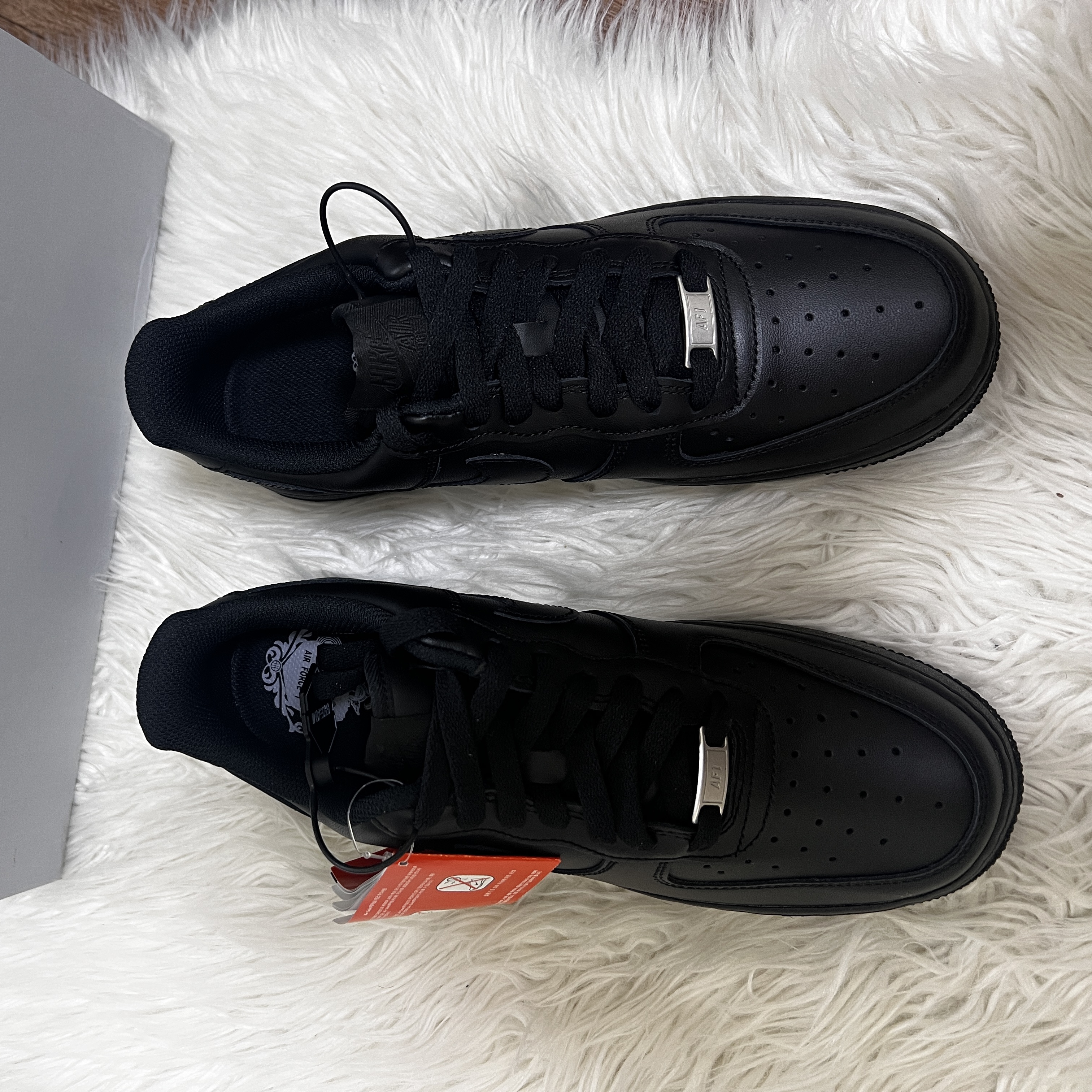 (W) Nike Air Force 1 '07 Low Triple Black 착용 스타일 - 2