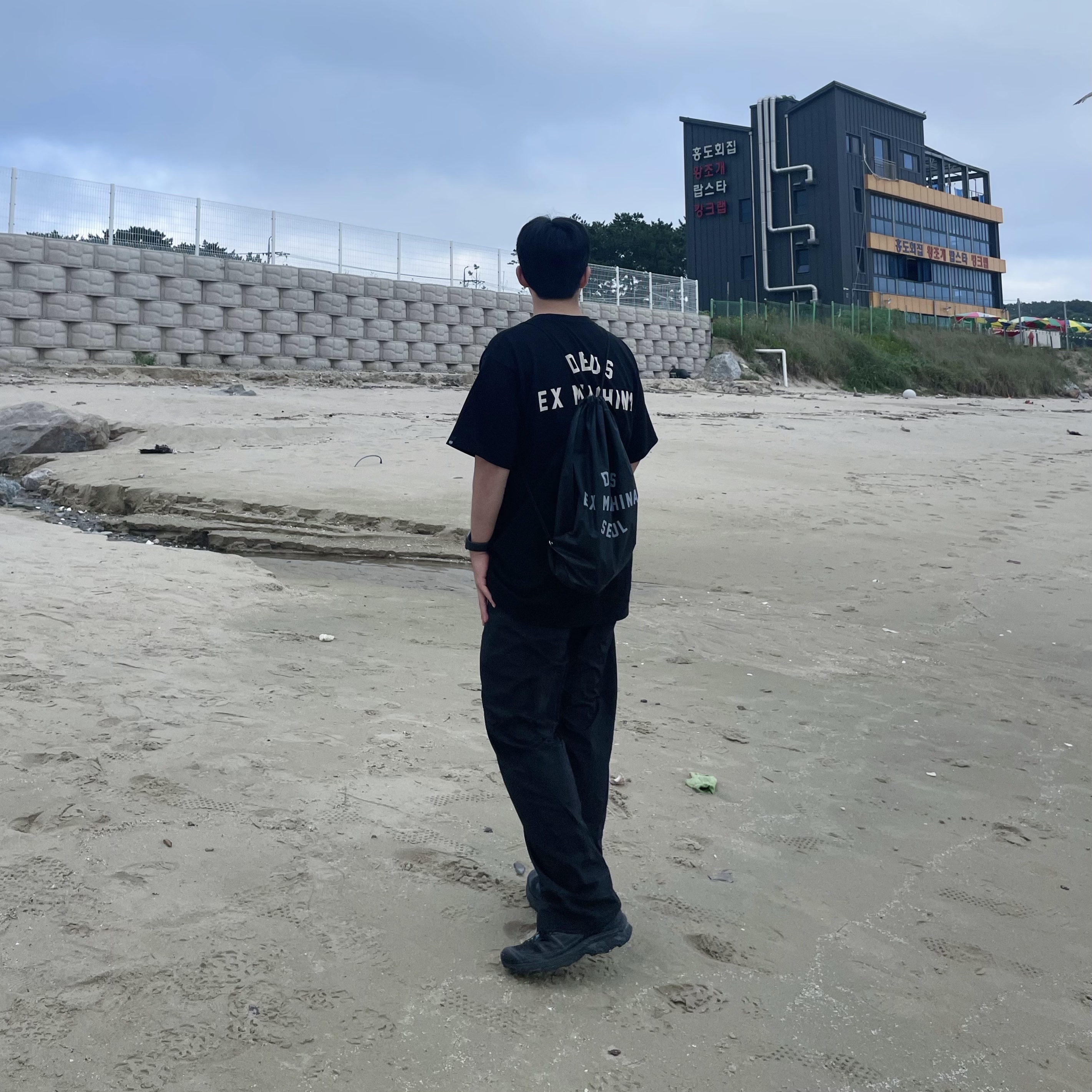 Deus Ex Machina Seoul College T-Shirt Black, Sansan Gear Zipper Pants Black - 22FW 착용 스타일 - 1