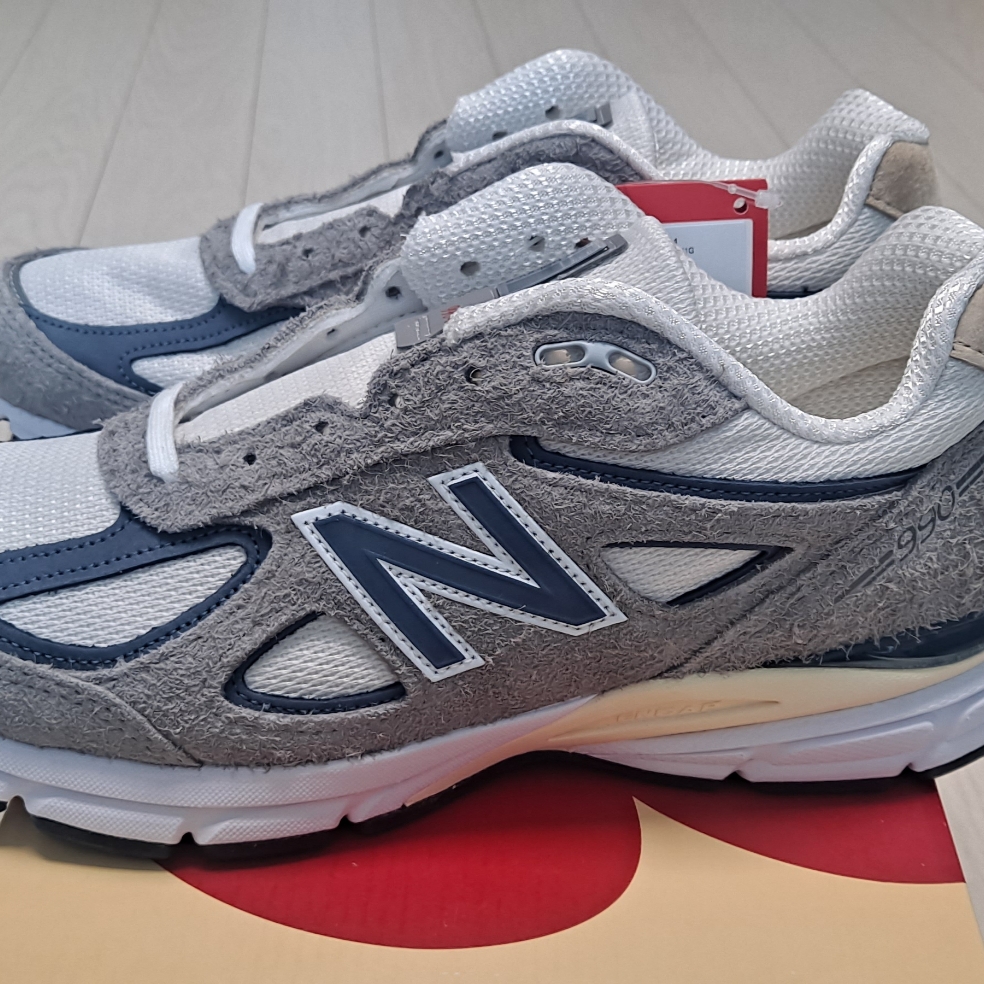 New Balance 990v4 Made in USA Gray Suede 착용 스타일 - 2