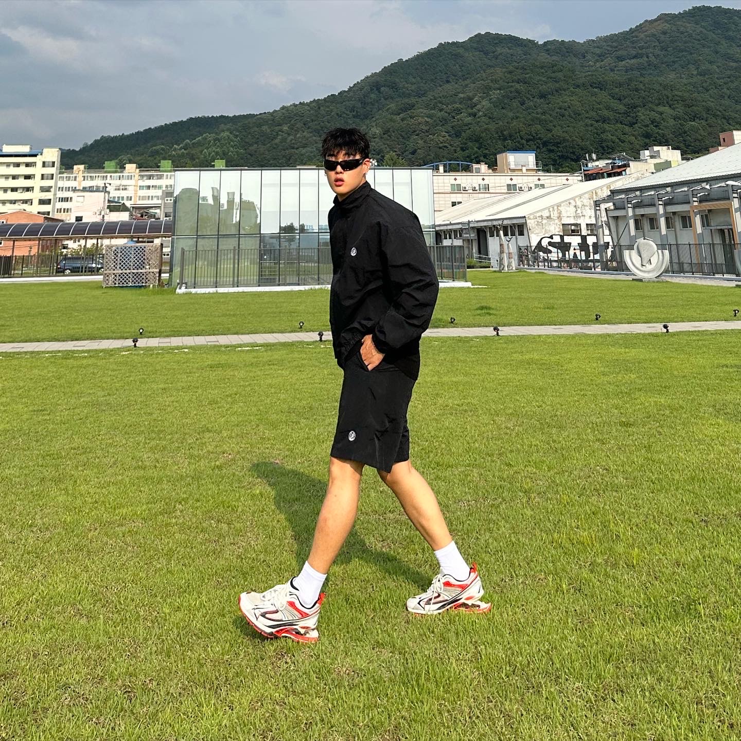 Balenciaga X-Pander Sneakers Red Silver 착용 스타일 - 2