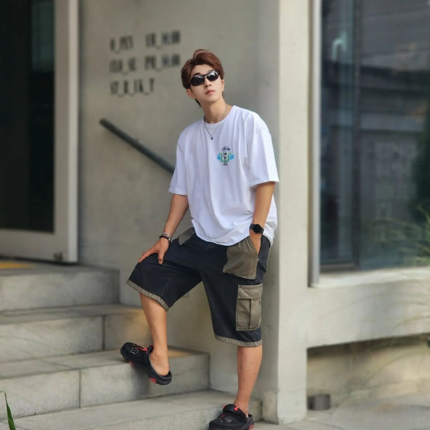 Stussy Skull Crest T-Shirt White, Crocs x Staple Classic All Terrain Clog Black 착용 스타일 - 3