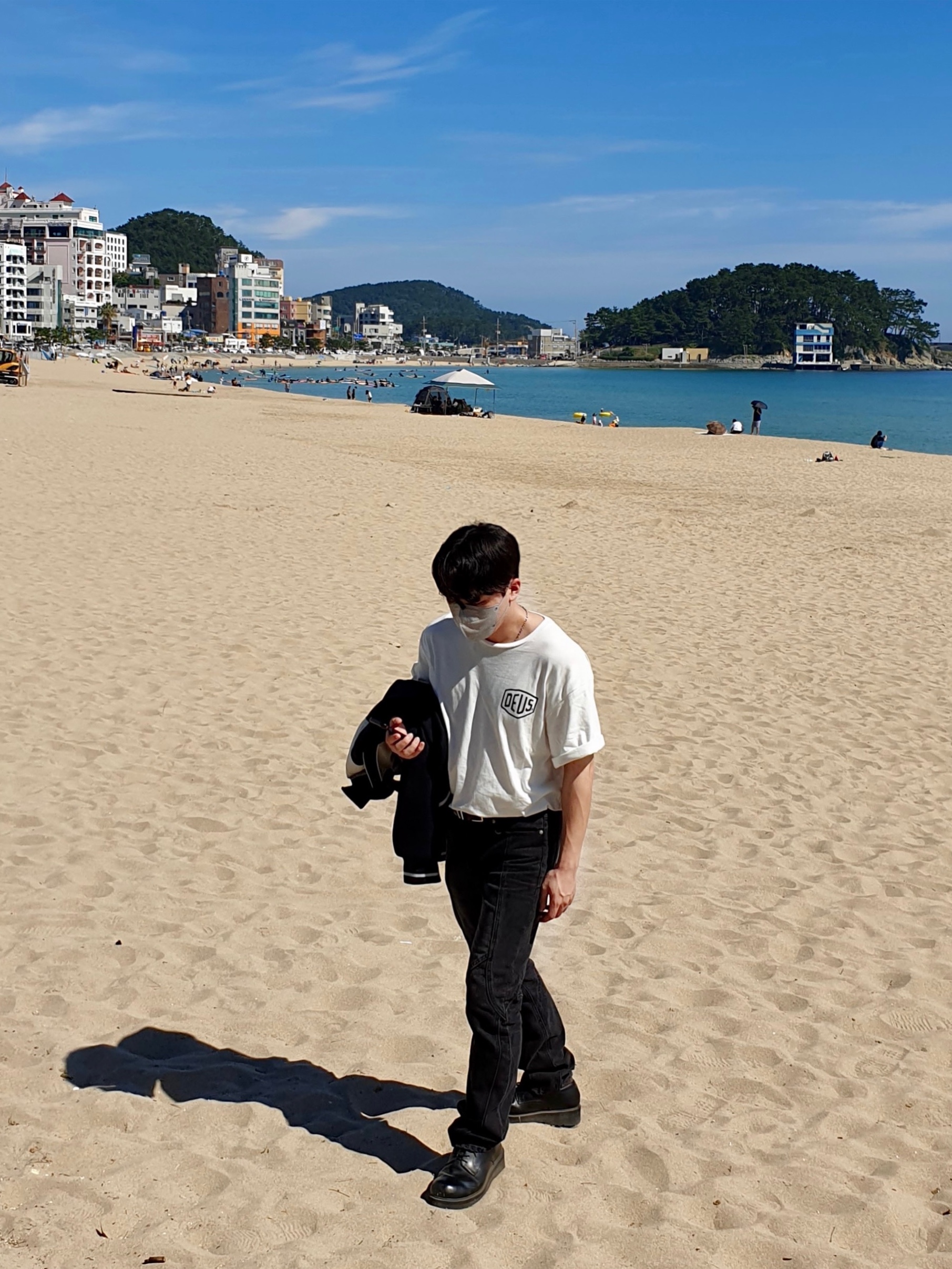 Deus Ex Machina Seoul College T-Shirt White 착용 스타일