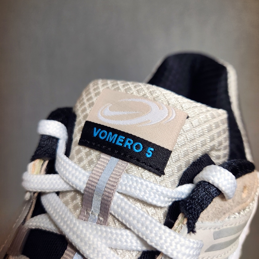 Nike Zoom Vomero 5 Light Bone and Black 착용 스타일 - 3