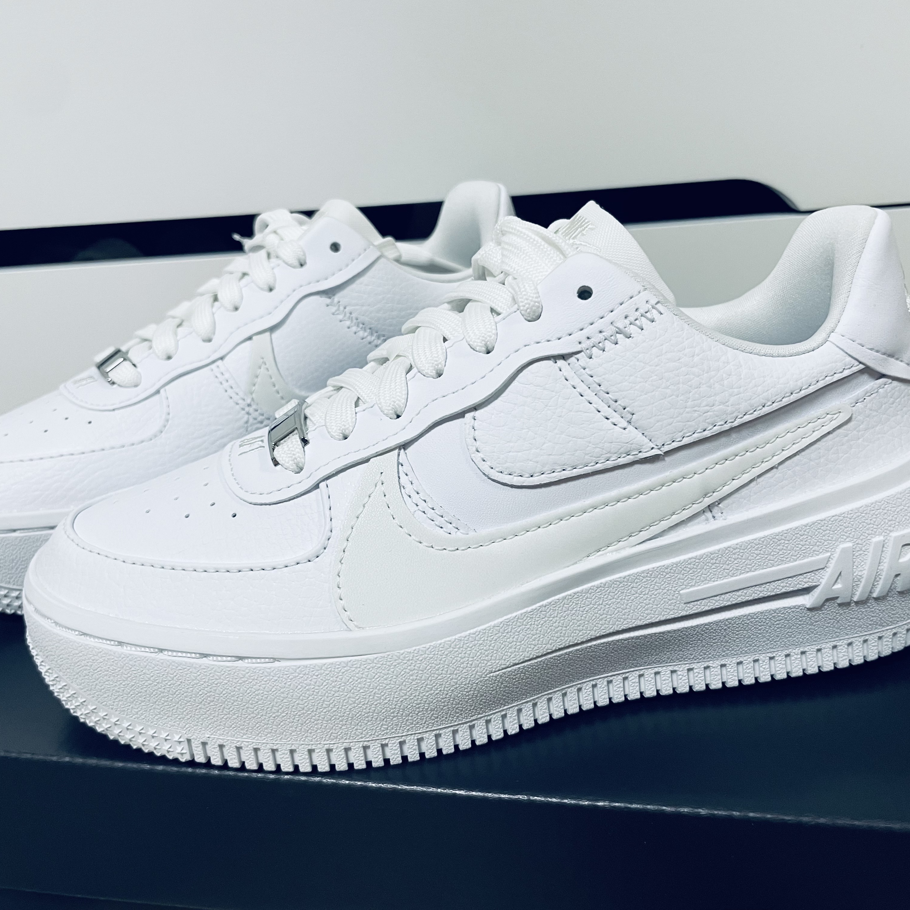 (W) Nike Air Force 1 PLT.AF.ORM Triple White 착용 스타일 - 2