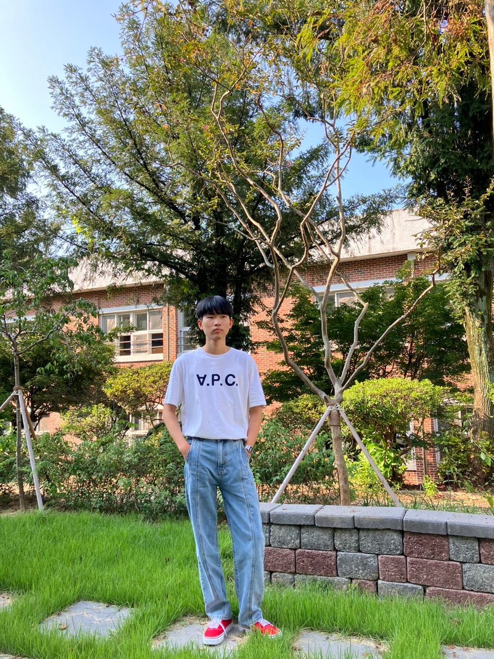 A.P.C. VPC T-Shirt White Dark Navy 착용 스타일 - 2