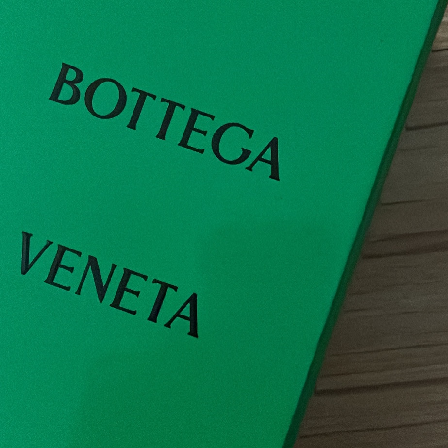 Bottega Veneta Credit Card Case Black 착용 스타일