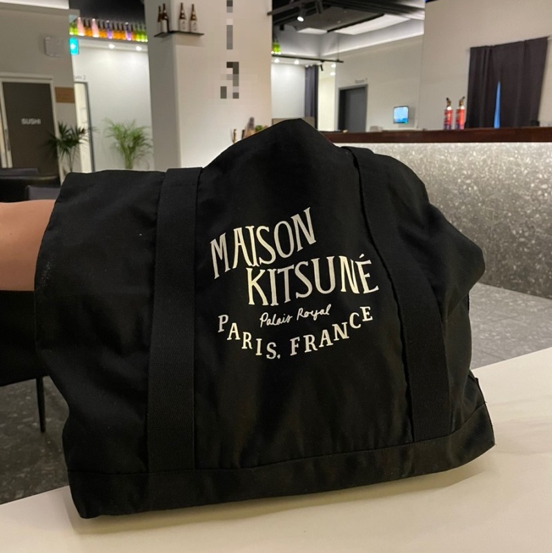 Maison Kitsune Palais Royal Shopping Bag Black 착용 스타일