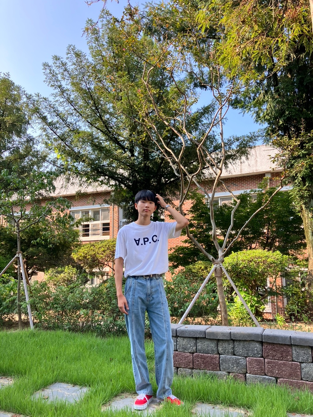 A.P.C. VPC T-Shirt White Dark Navy 착용 스타일 - 1