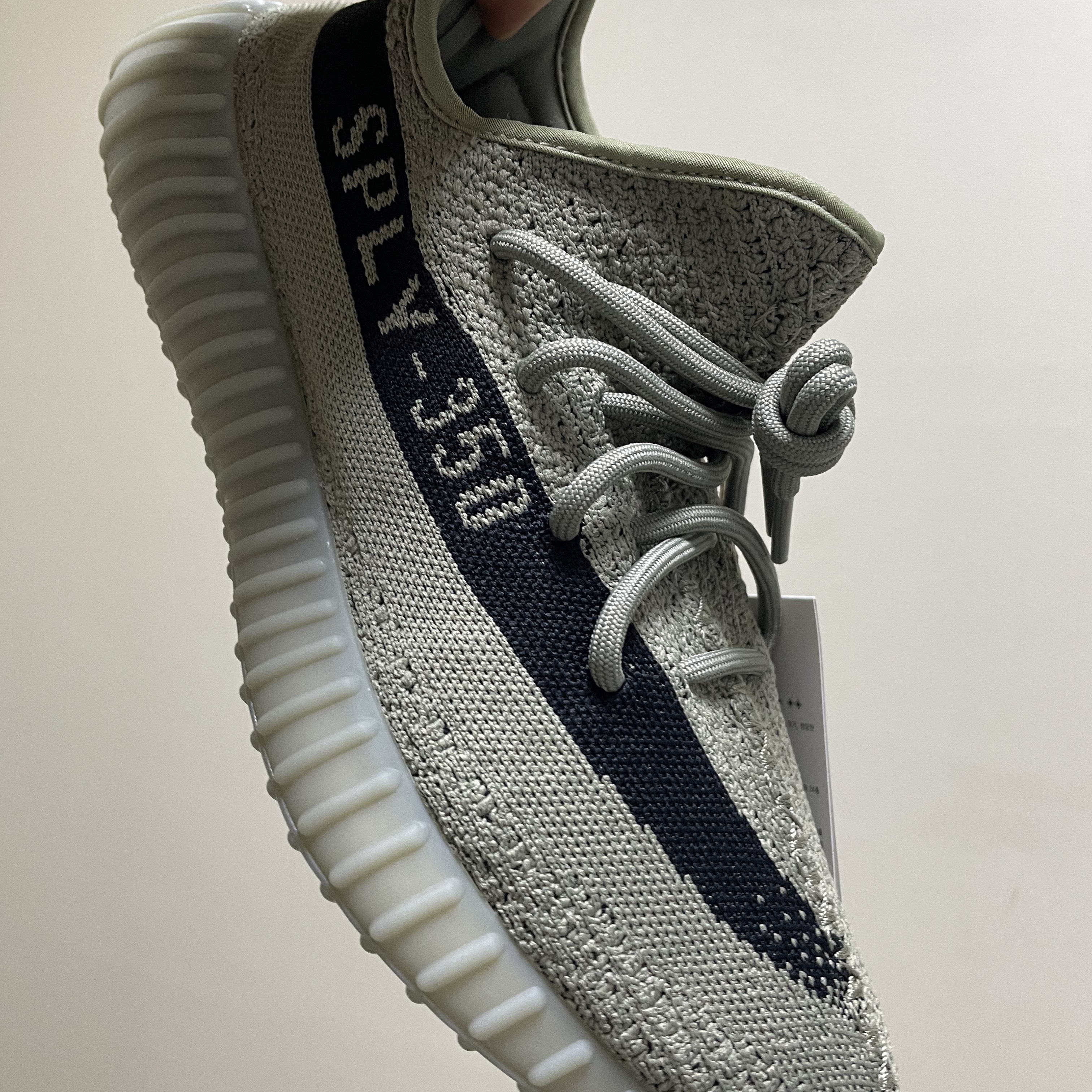 Adidas Yeezy Boost 350 V2 Granite Core Black 착용 스타일