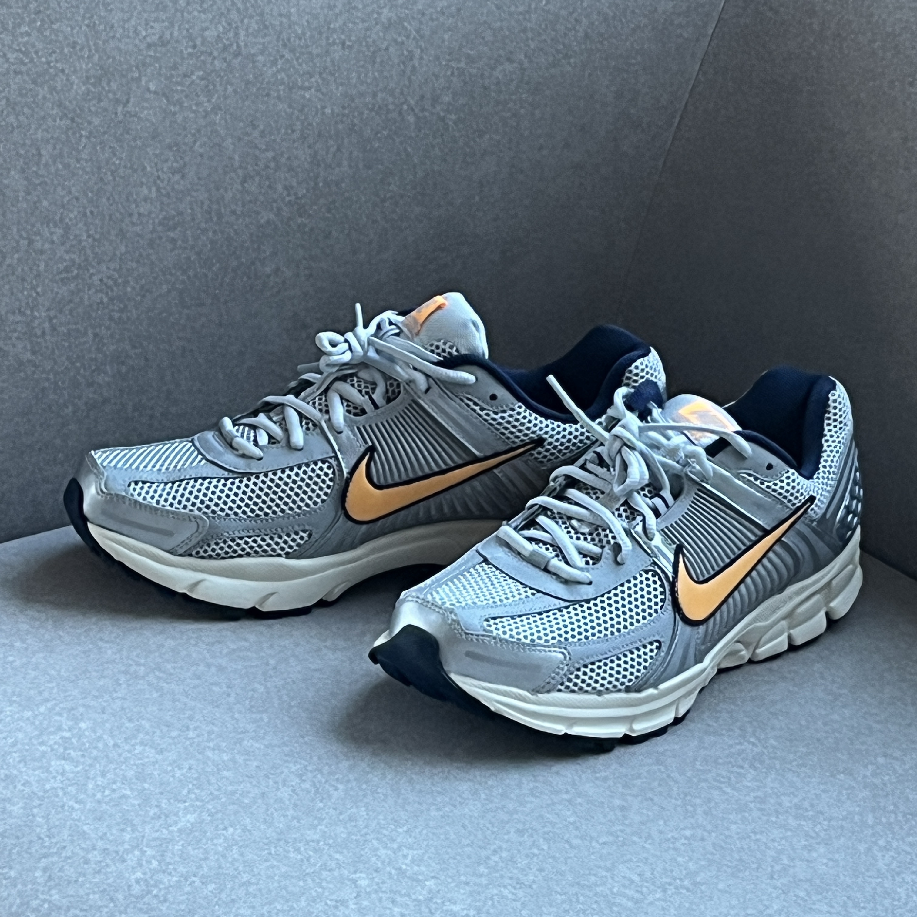 Nike Zoom Vomero 5 Pure Platinum and Laser Orange 착용 스타일 - 2