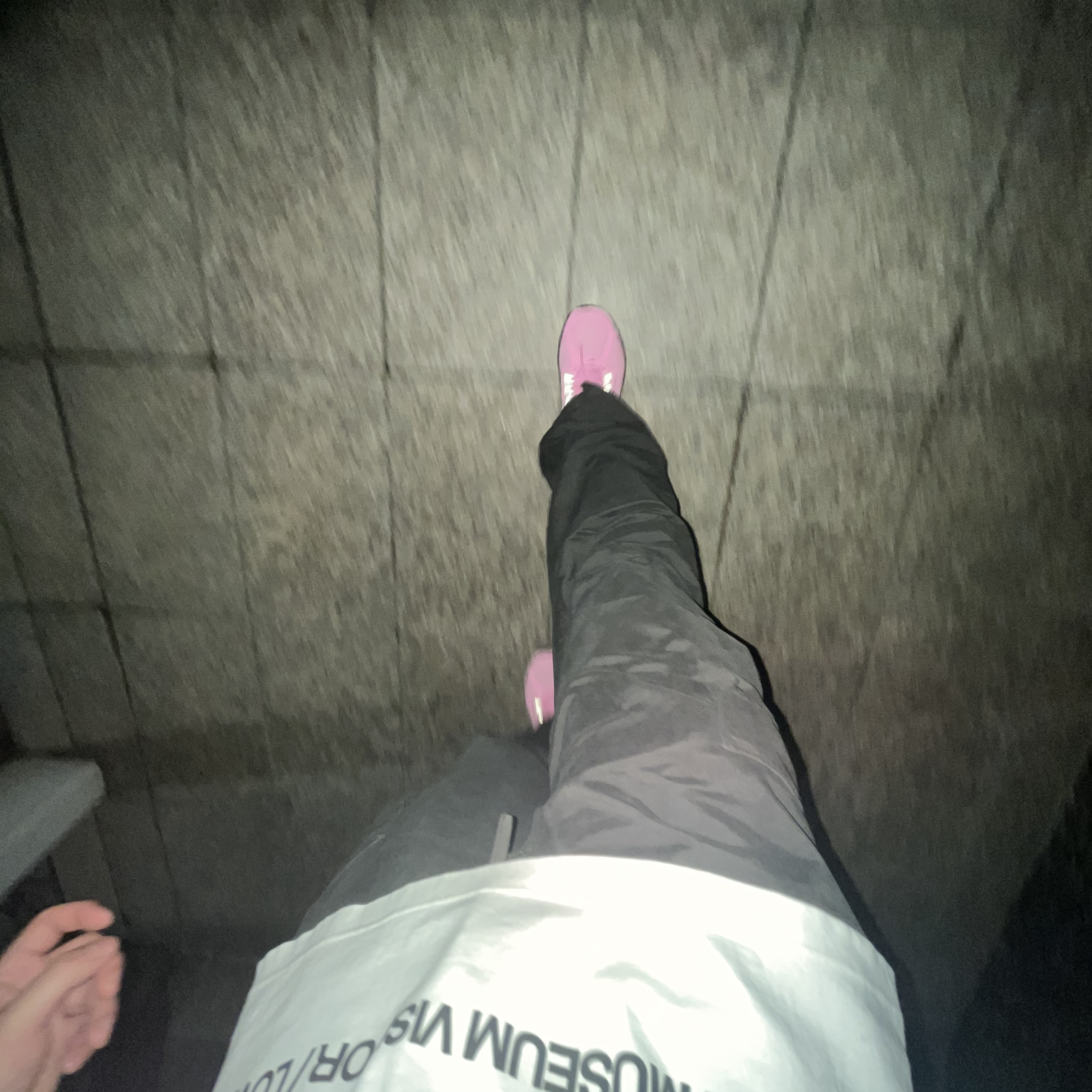 Nike x Stussy Air Max 2013 Psychic Pink, [KREAM 단독] The Museum Visitor Berlin Love Heart Sprayed T-Shirt White 착용 스타일 - 1