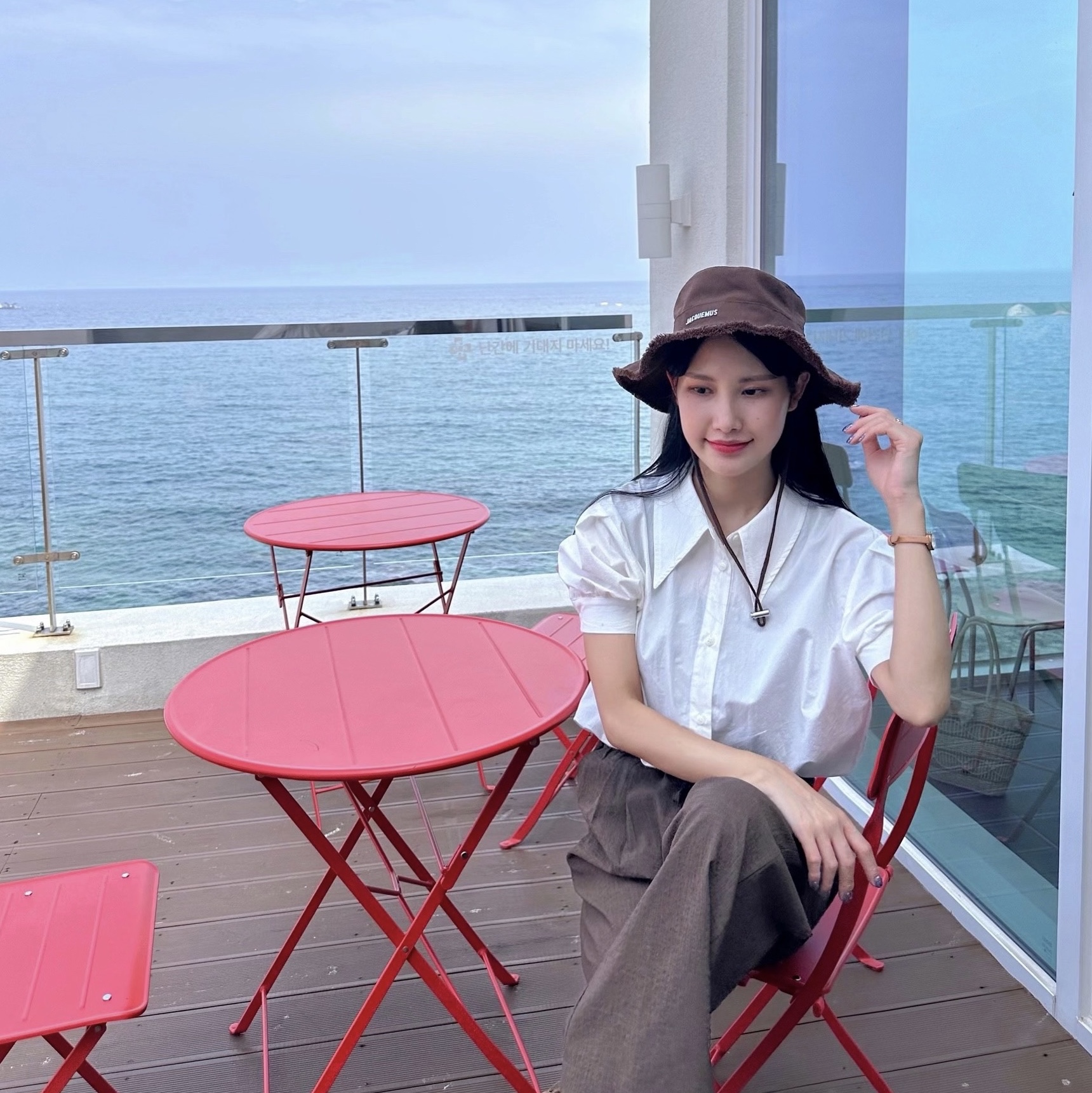 Jacquemus Le Bob Artichaut Bucket Hat Brown 착용 스타일 - 1