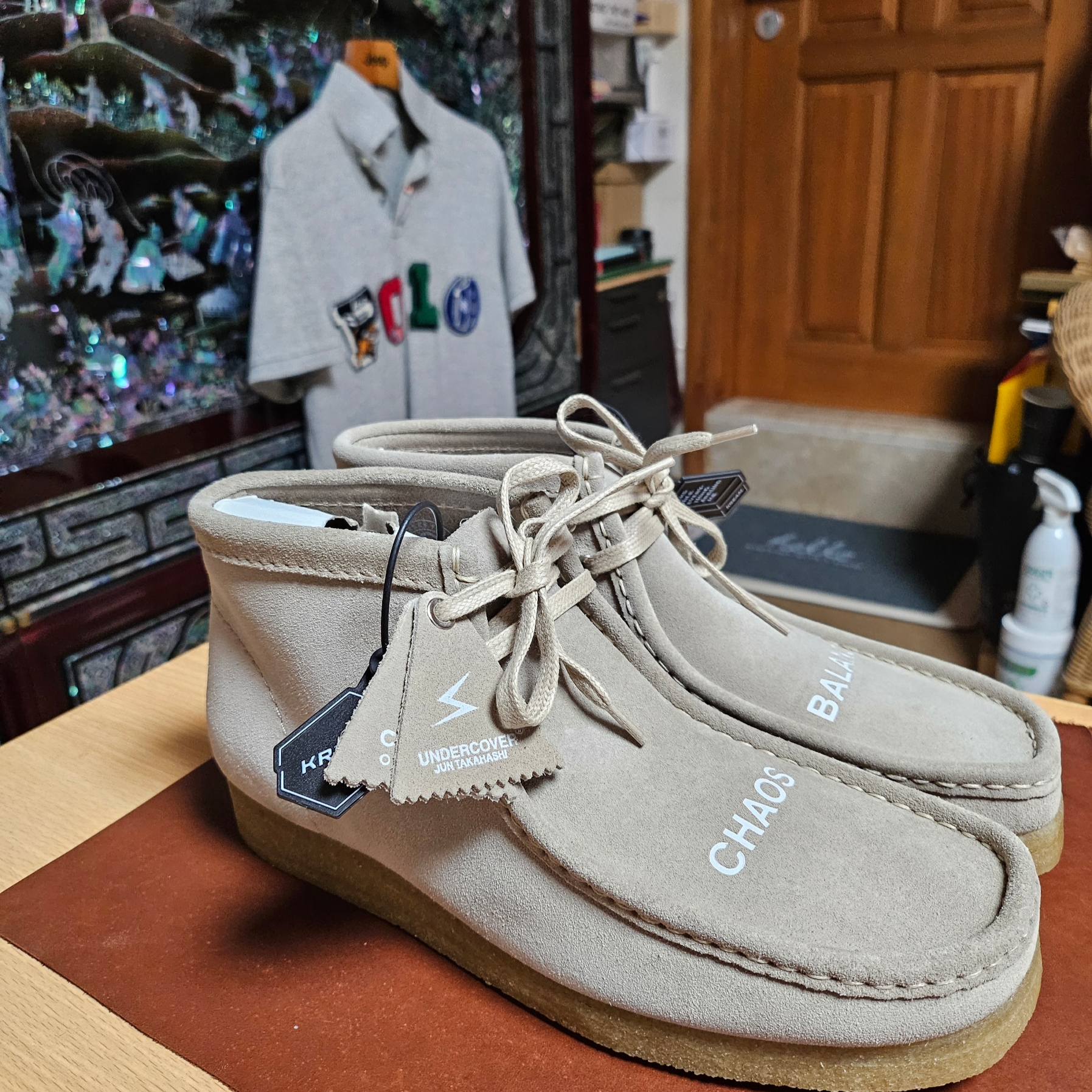 Clarks x Undercover Wallabee Boot Beige 착용 스타일 - 2