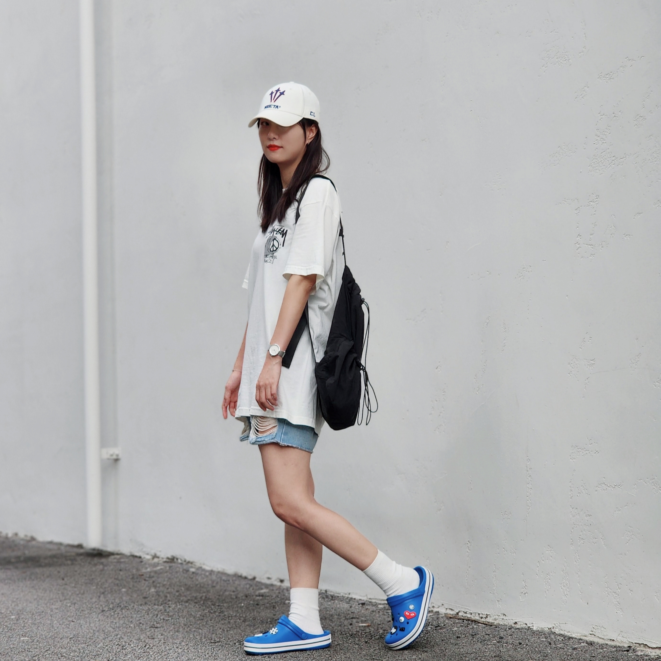 Crocs Crocband Clog Bright Cobalt Charcoal, Stussy Peace Hand Pigment dyed T-Shirt Natural 착용 스타일