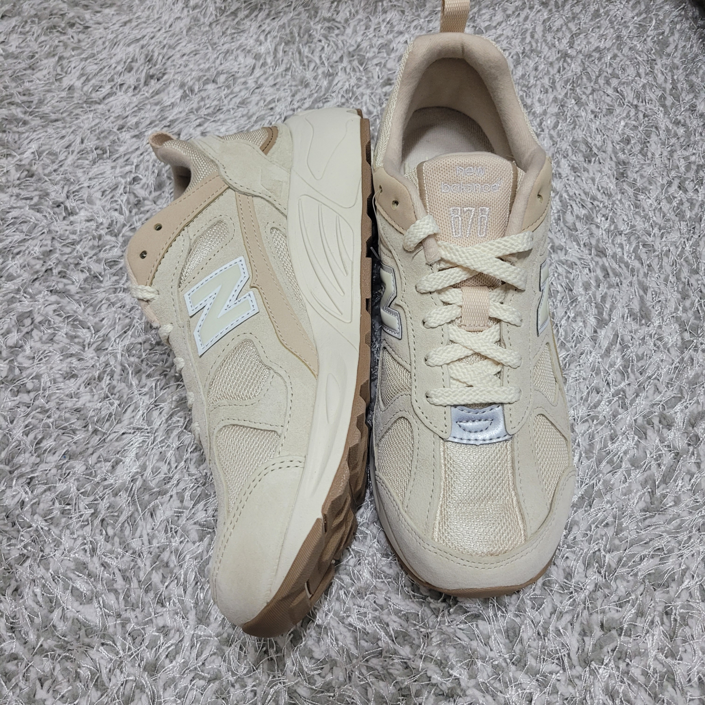 New Balance 878 Beige Ivory 착용 스타일 - 1