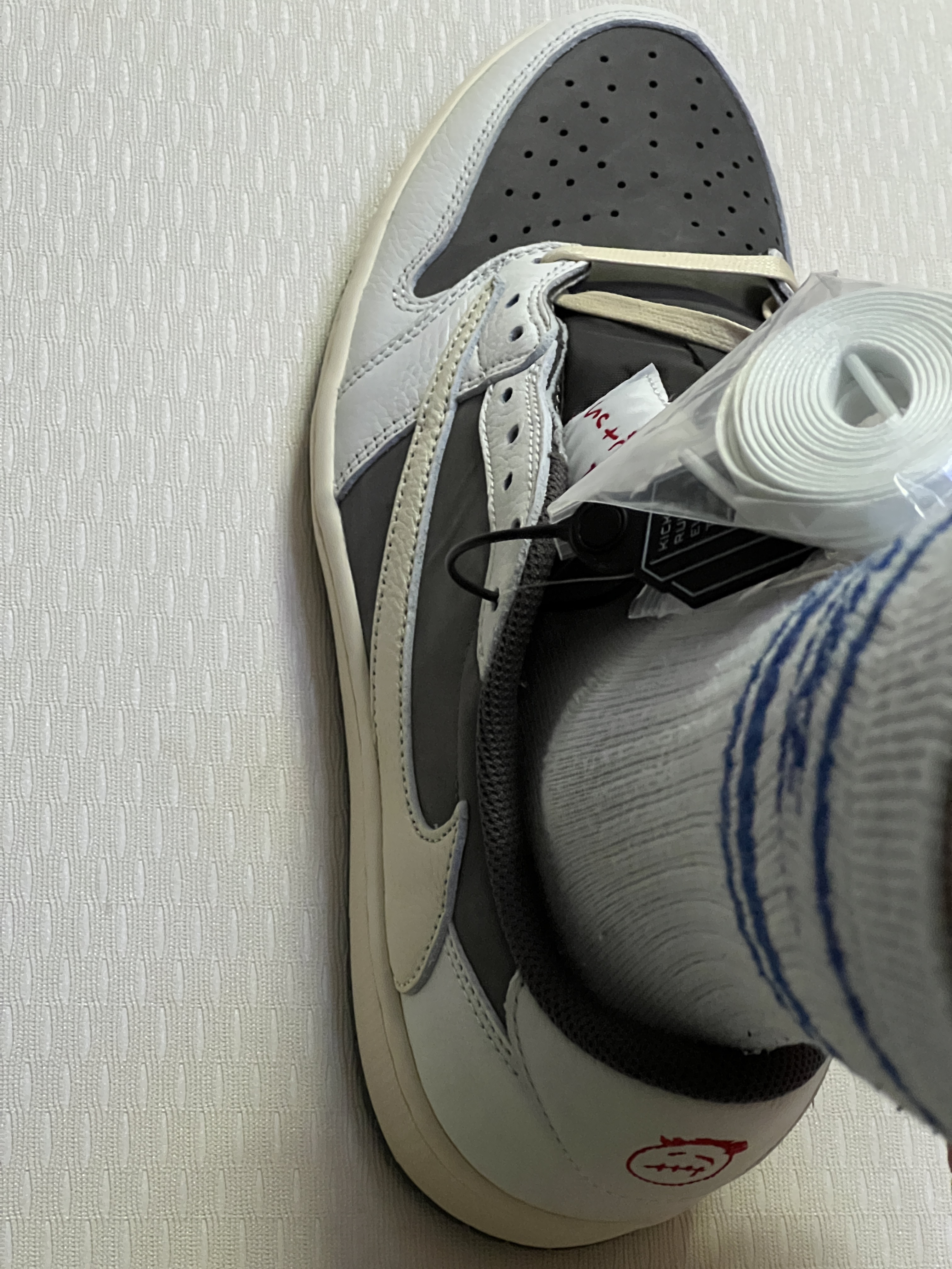 Jordan 1 x Travis Scott Retro Low OG SP Sail and Ridgerock 착용 스타일