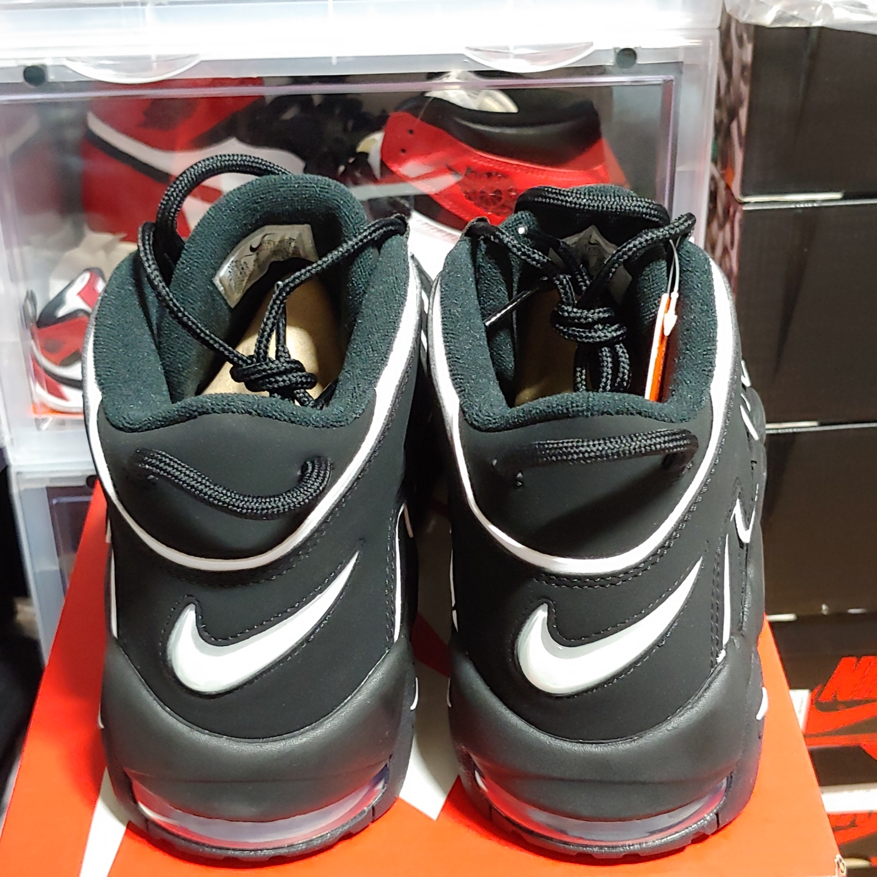 Nike Air More Uptempo Black White 2020, Jordan 1 Retro High OG Chicago 2015 착용 스타일 - 4