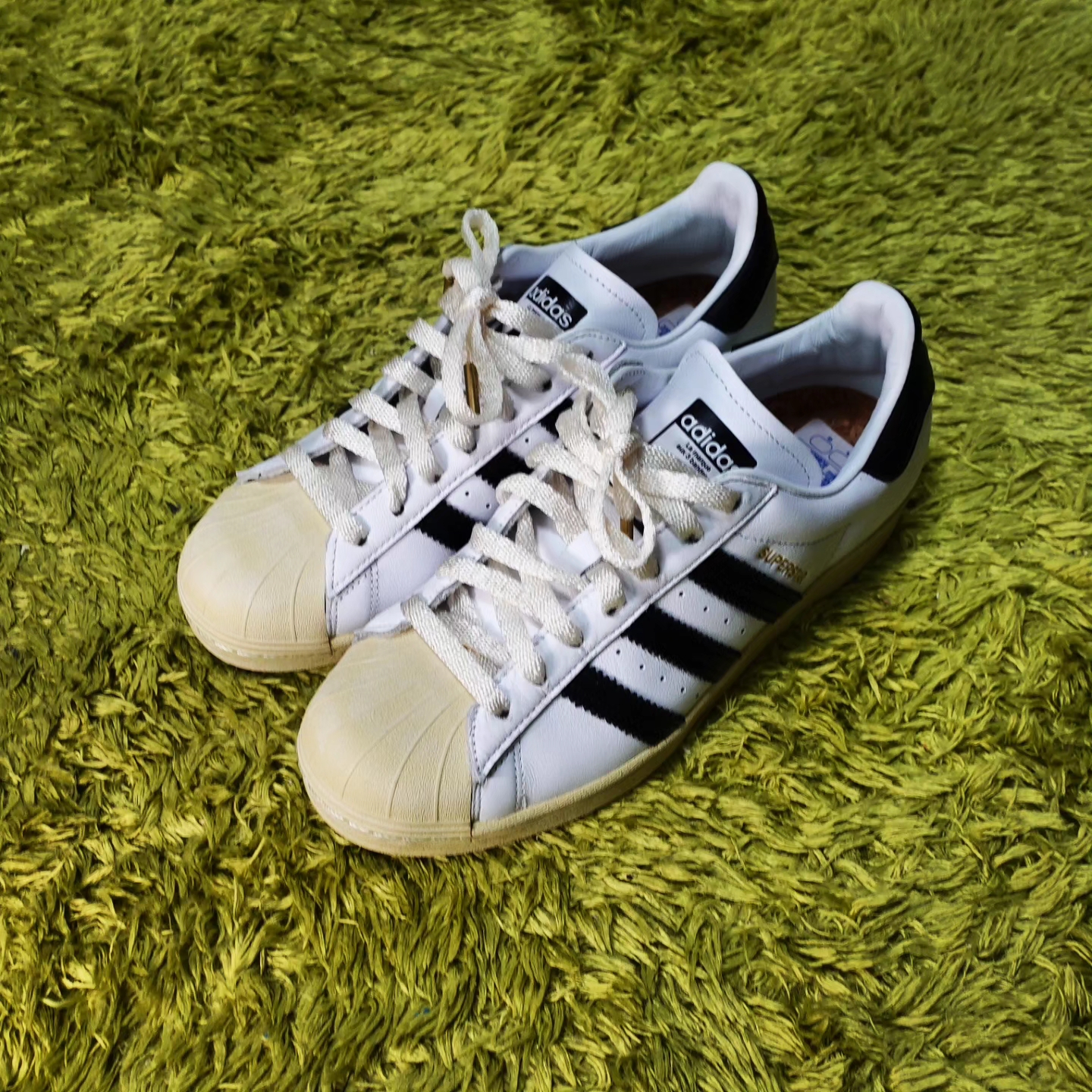 Adidas Superstar Premium White Black, Adidas Superstar White Black 착용 스타일 - 2