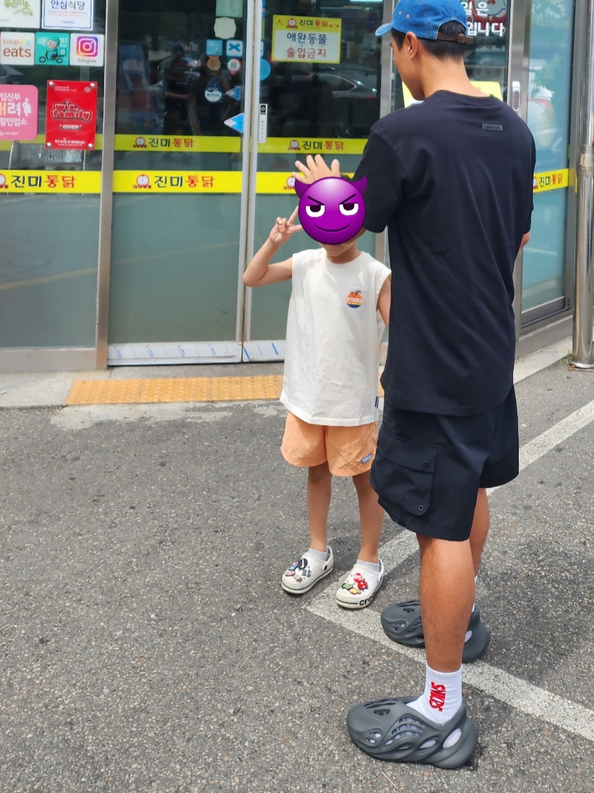 Adidas Yeezy Foam RNNR Carbon 착용 스타일 - 1