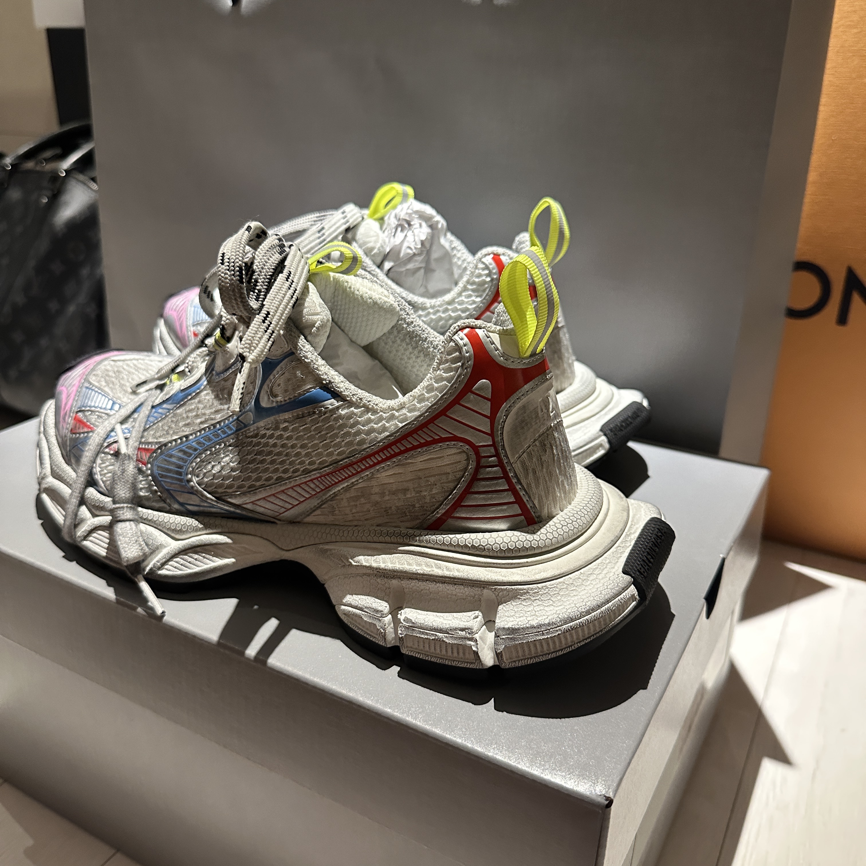 Balenciaga 3XL Sneakers White Red Blue 착용 스타일 - 3