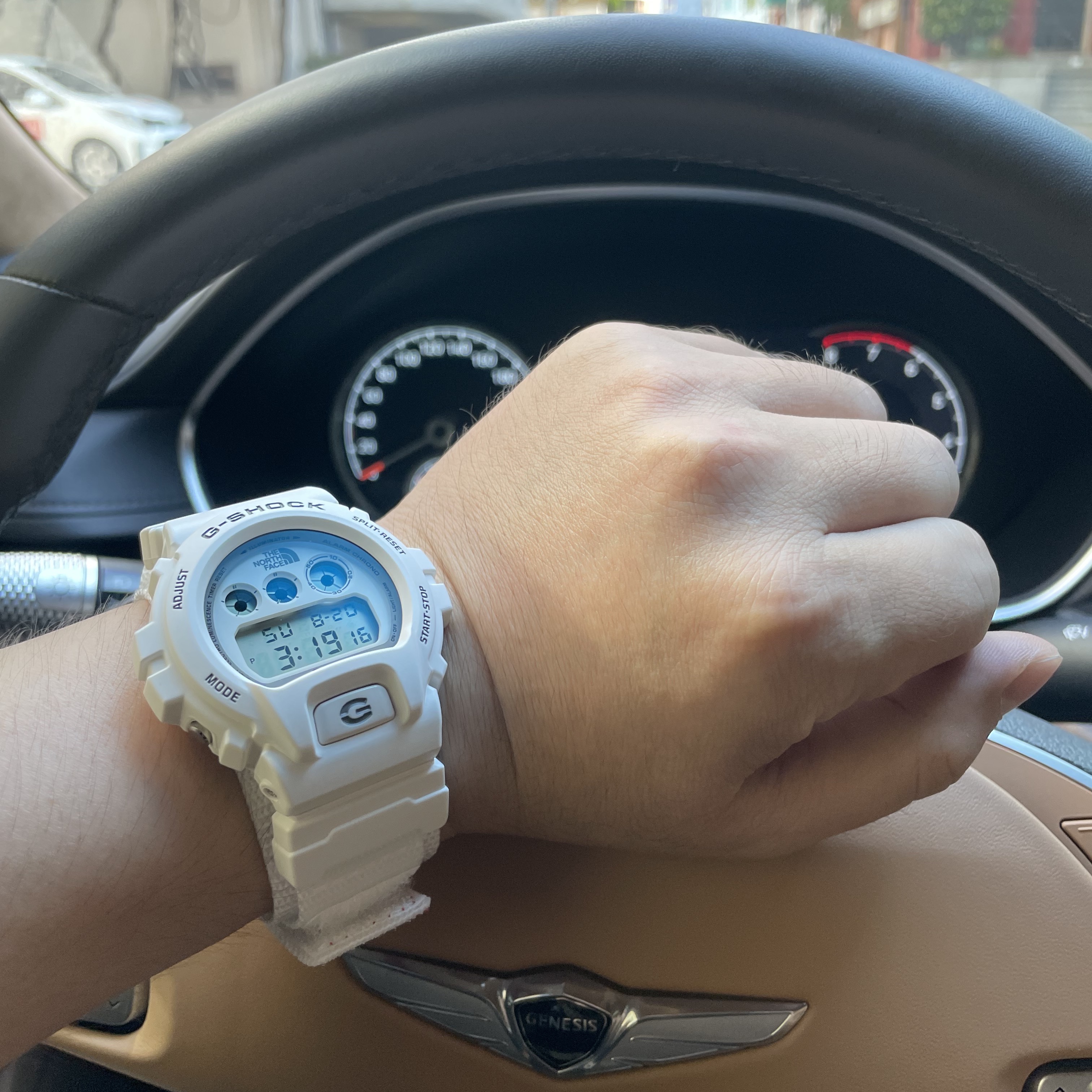 Casio G-Shock x Supreme x The North Face DW-6900 White 착용 스타일 - 1