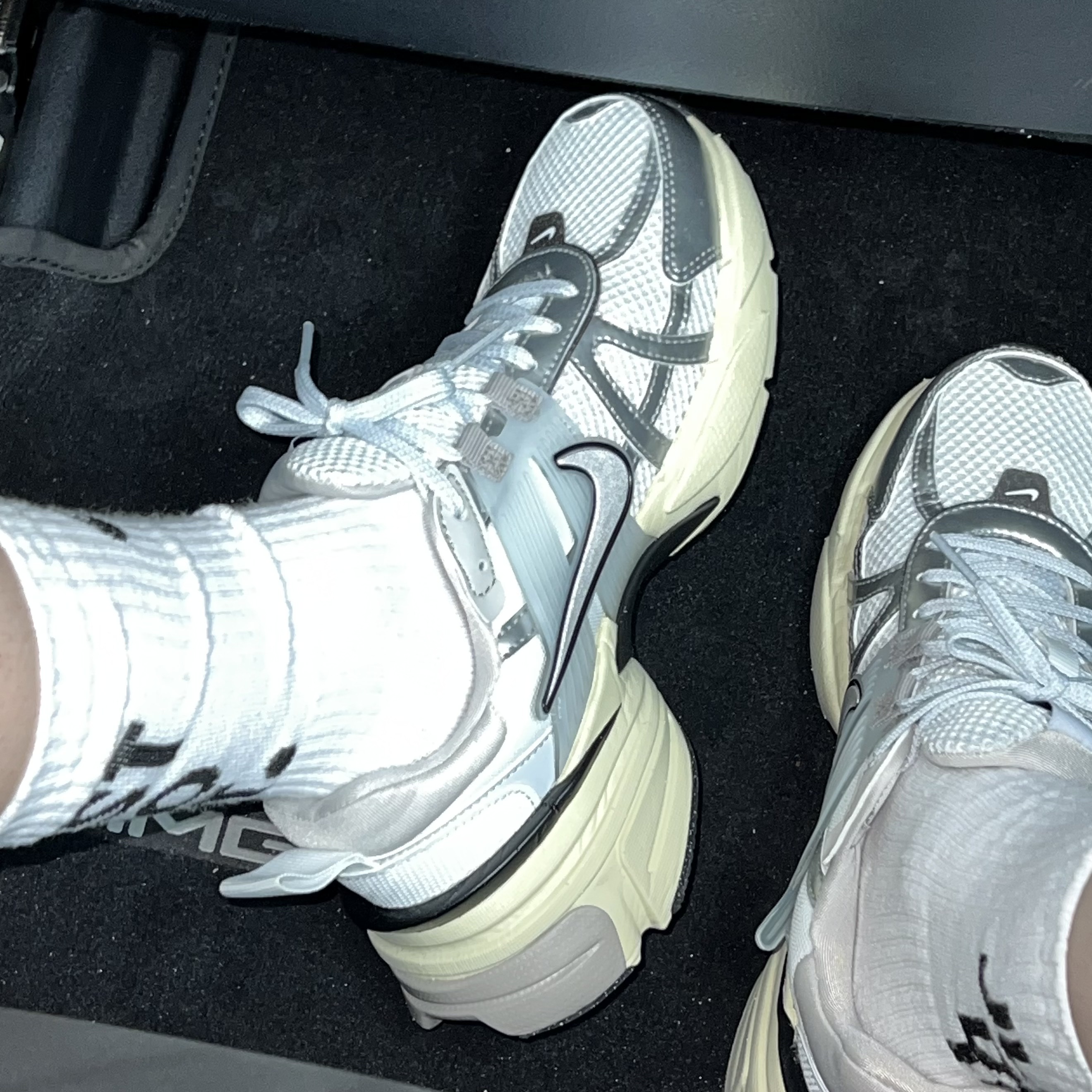 Nike V2K Run Summit White Metallic Silver 착용 스타일 - 2