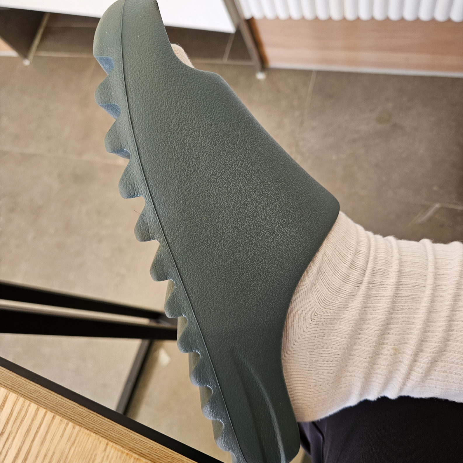 Adidas Yeezy Slide Slate Marine 착용 스타일