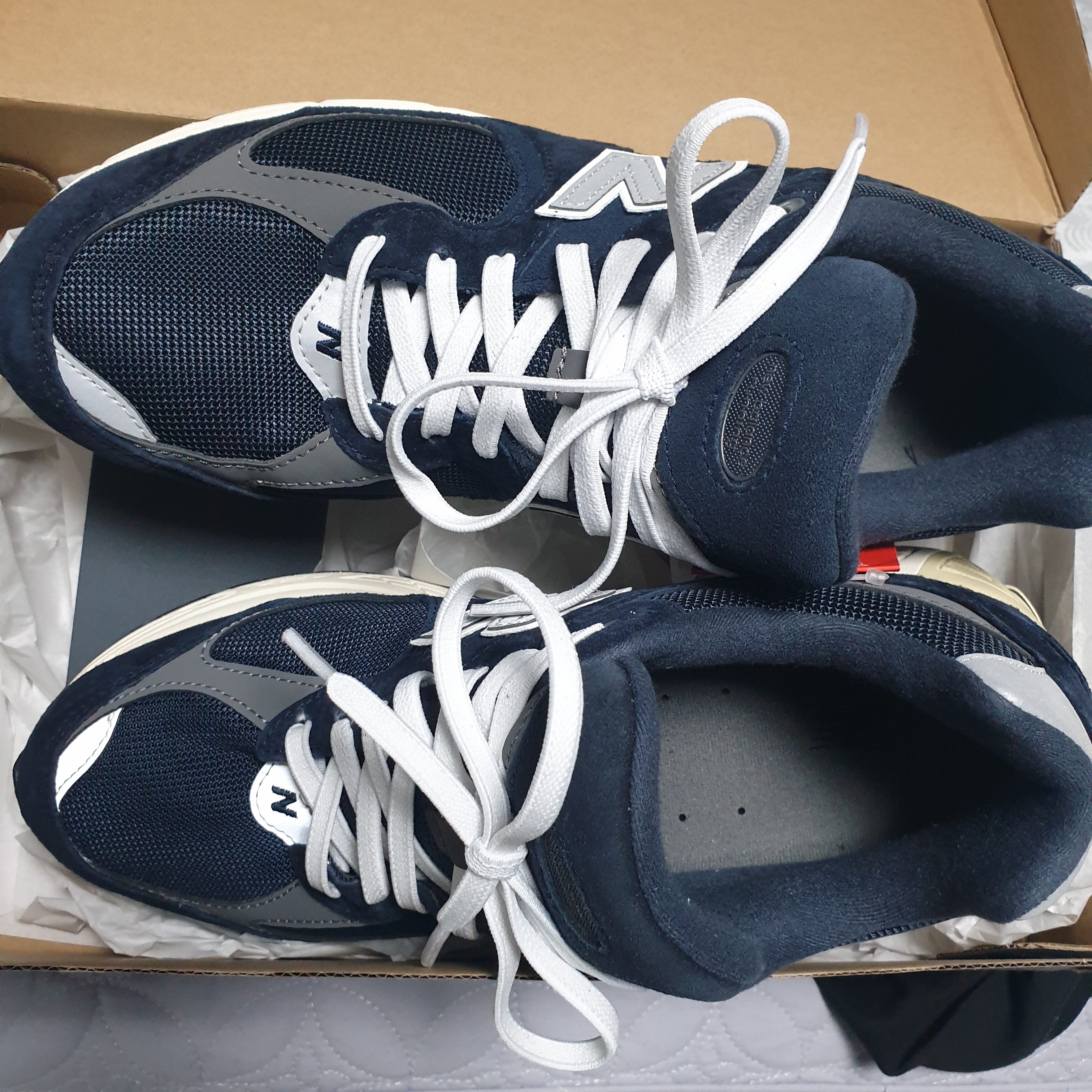 New Balance 2002R Eclipse Castlerock 착용 스타일