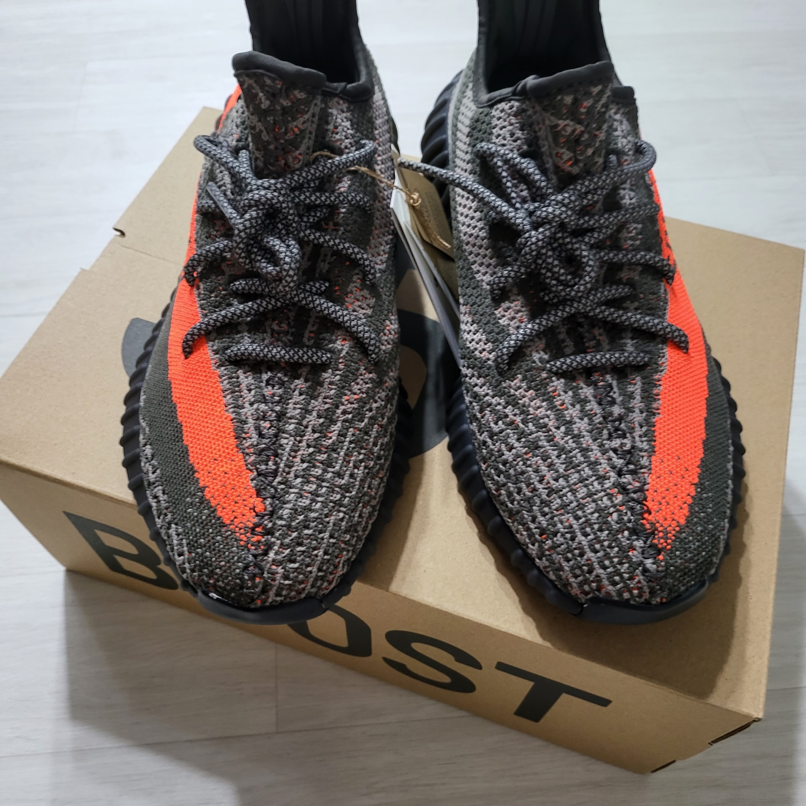 Adidas Yeezy Boost 350 V2 Carbon Beluga 착용 스타일