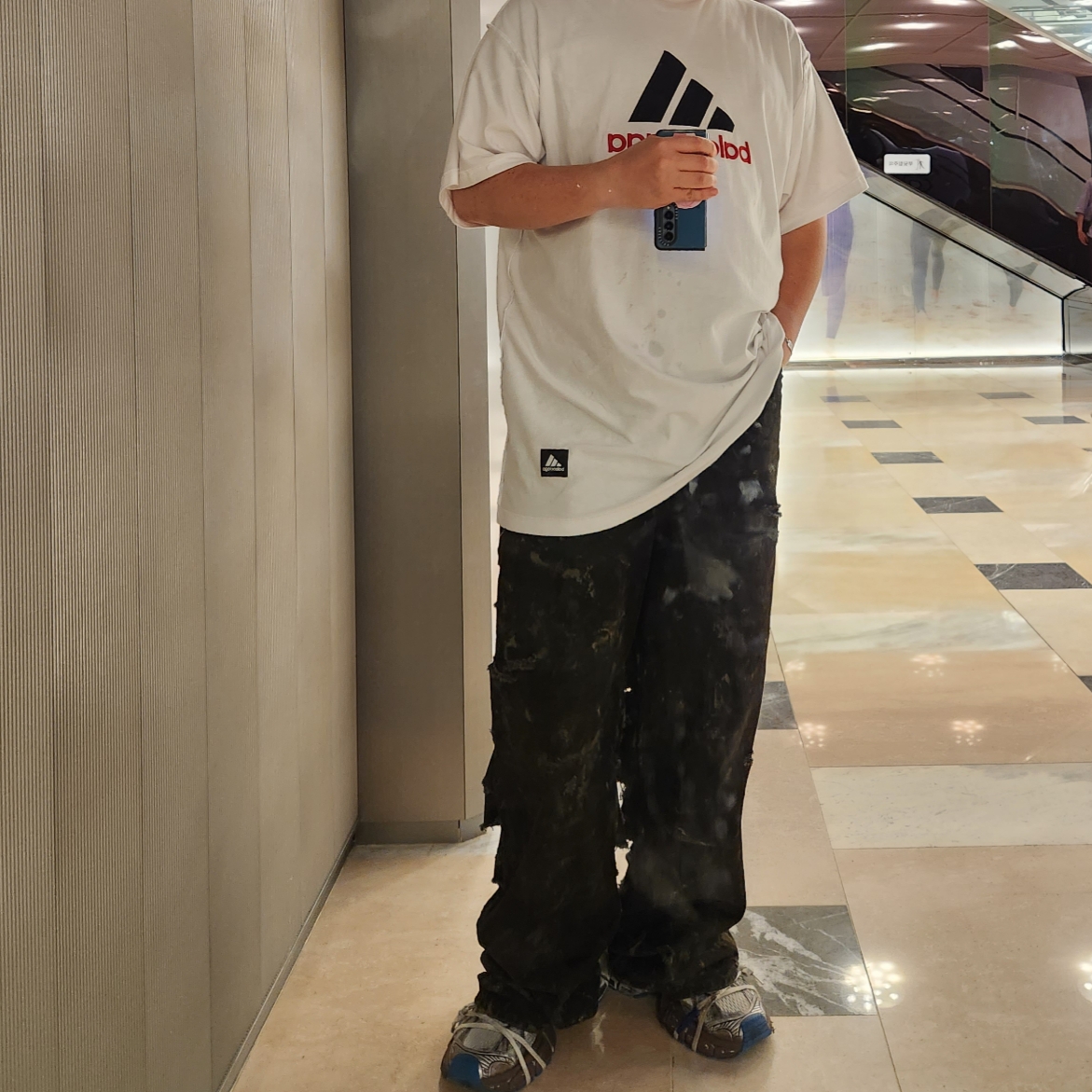 Balenciaga 3XL Sneakers Worn Out Grey White Blue 착용 스타일