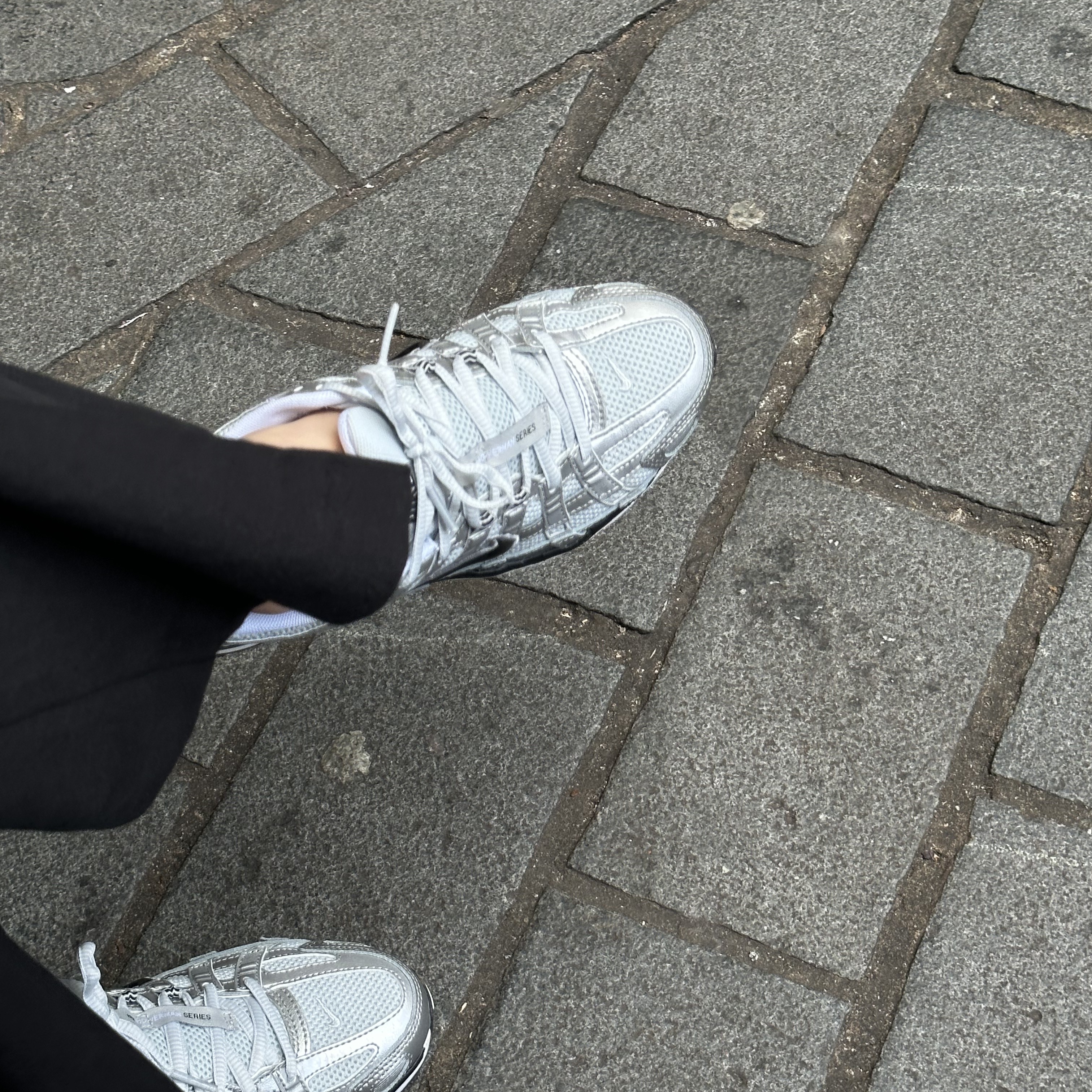 (W) Nike P-6000 White Metallic Silver 착용 스타일 - 1