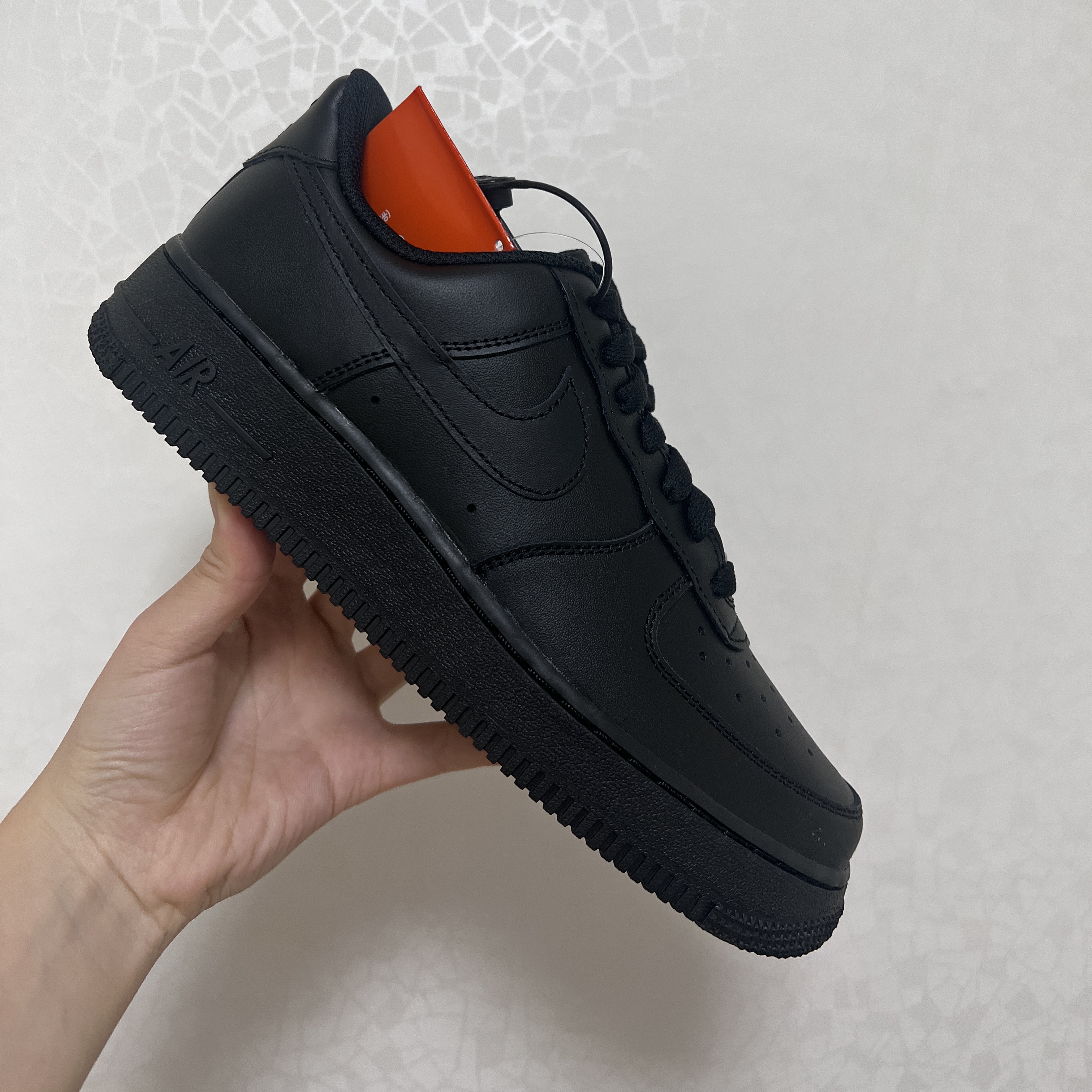 (W) Nike Air Force 1 '07 Low Triple Black 착용 스타일 - 1