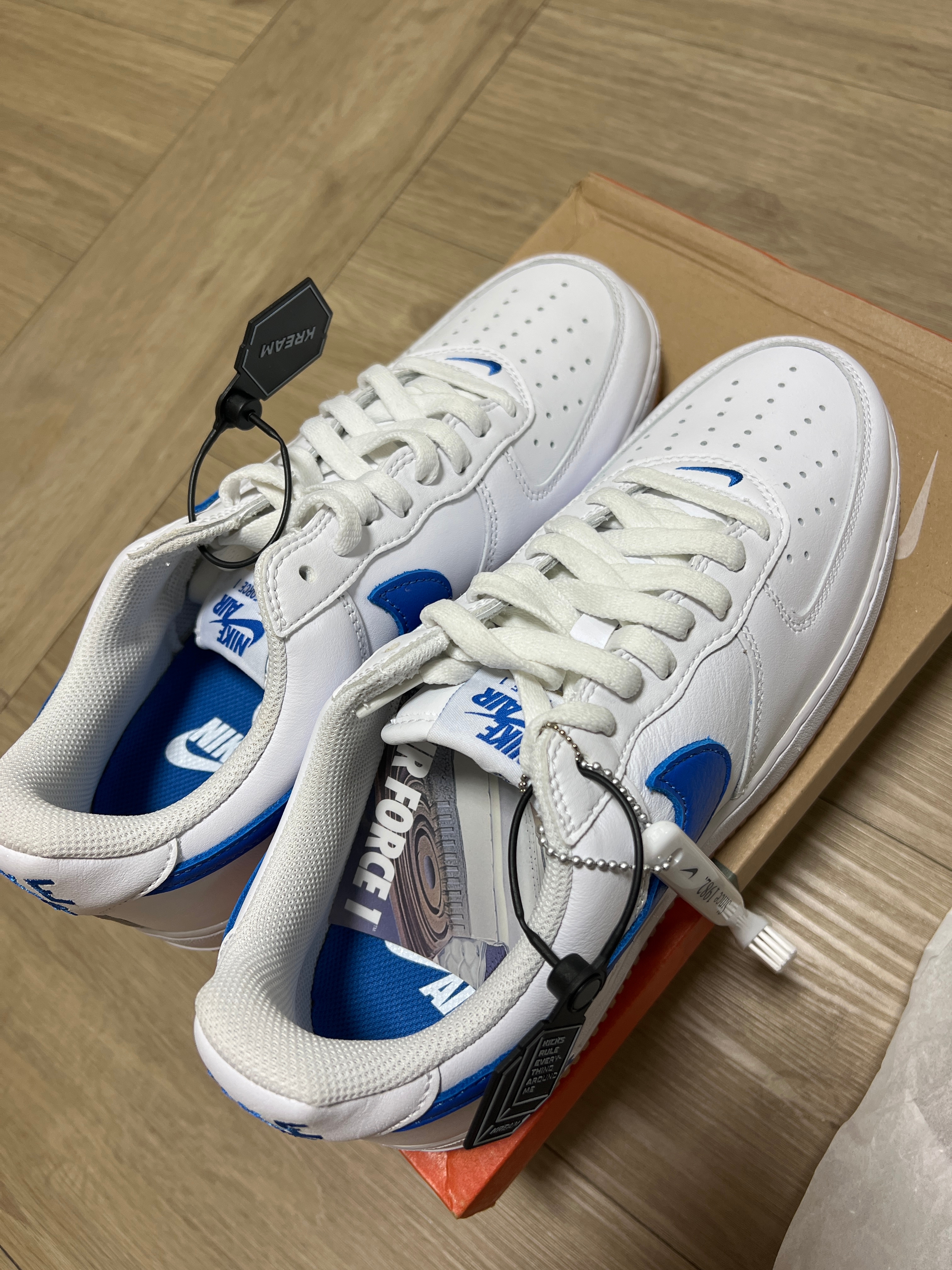 Nike Air Force 1 Low Retro Color of the Month Varsity Royal 착용 스타일