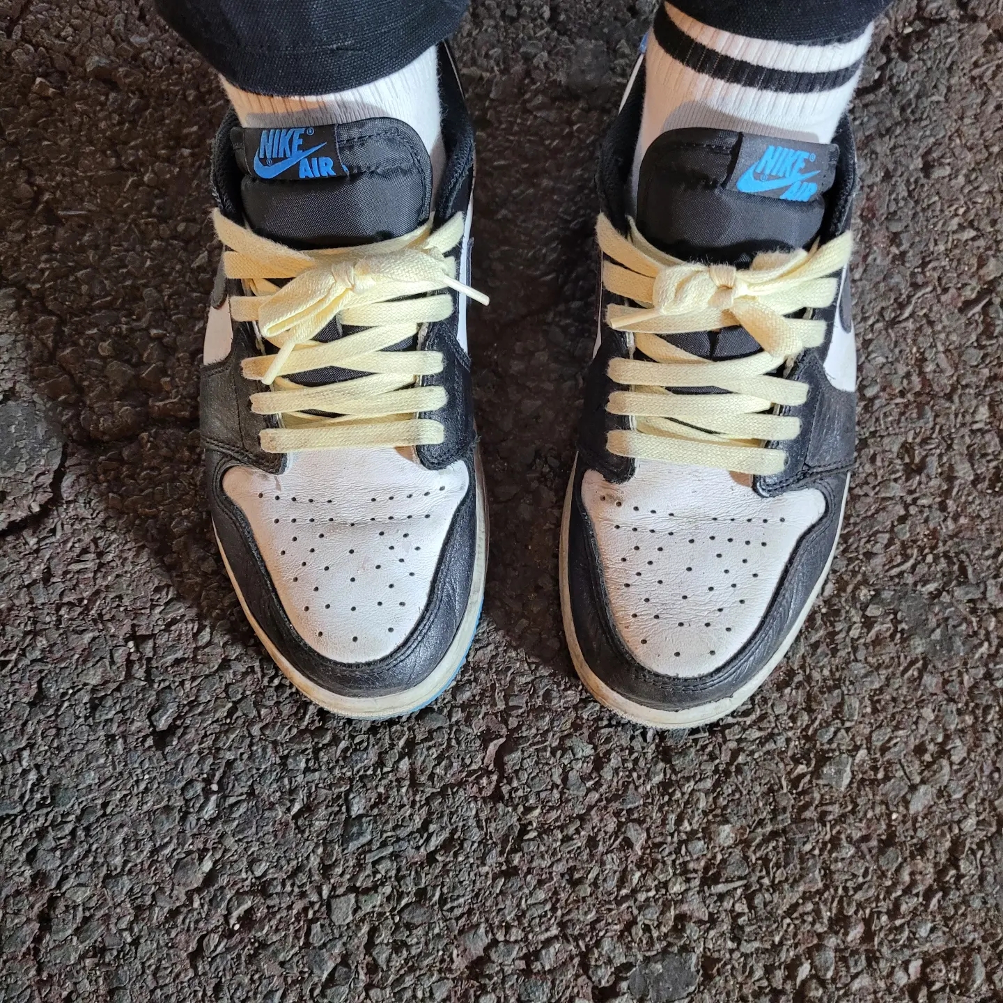 Jordan 1 Retro Low OG Black and Dark Powder Blue 착용 스타일 - 1