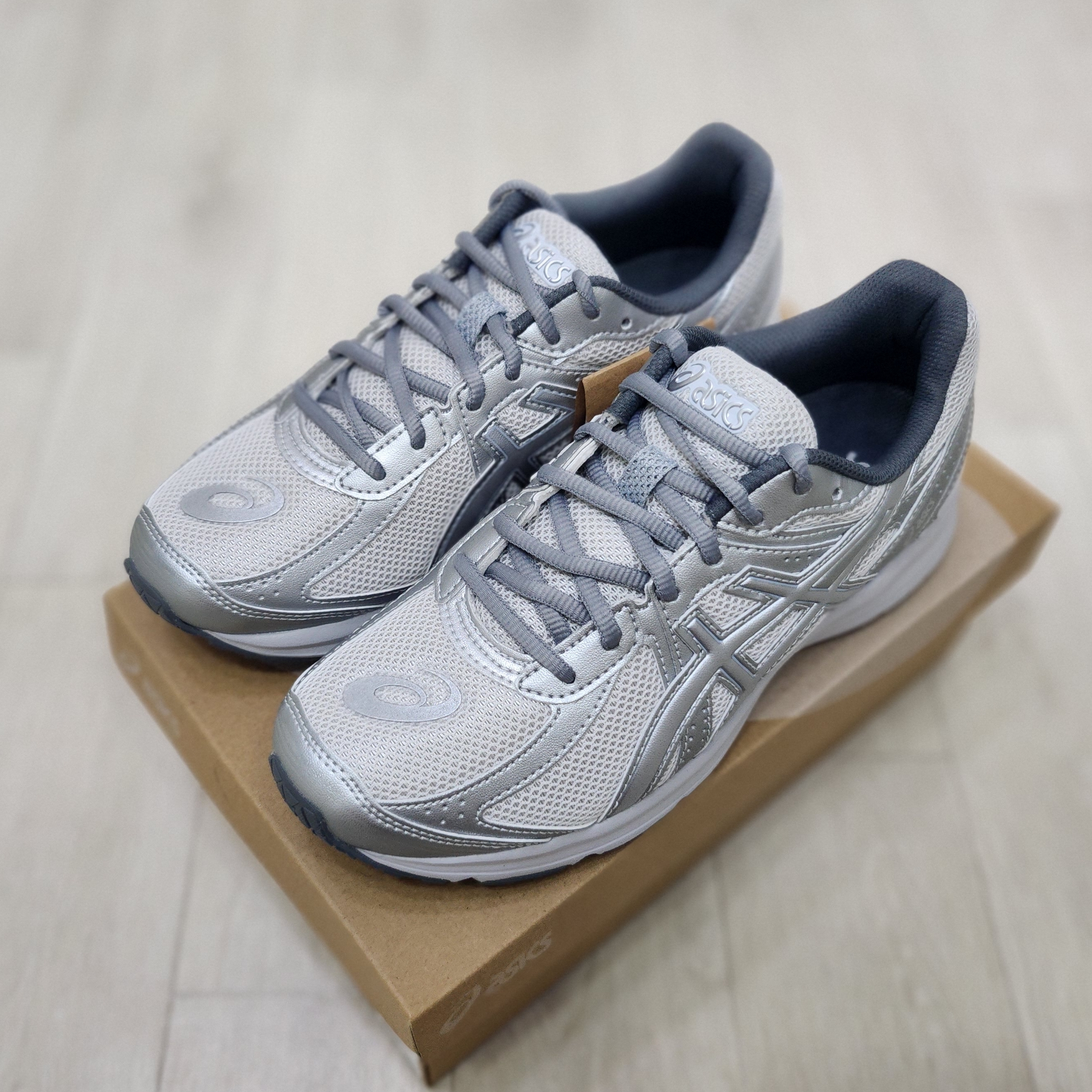 Asics Jog 100 S SMU Glacier Grey Pure Silver - 2E Wide 착용 스타일 - 2