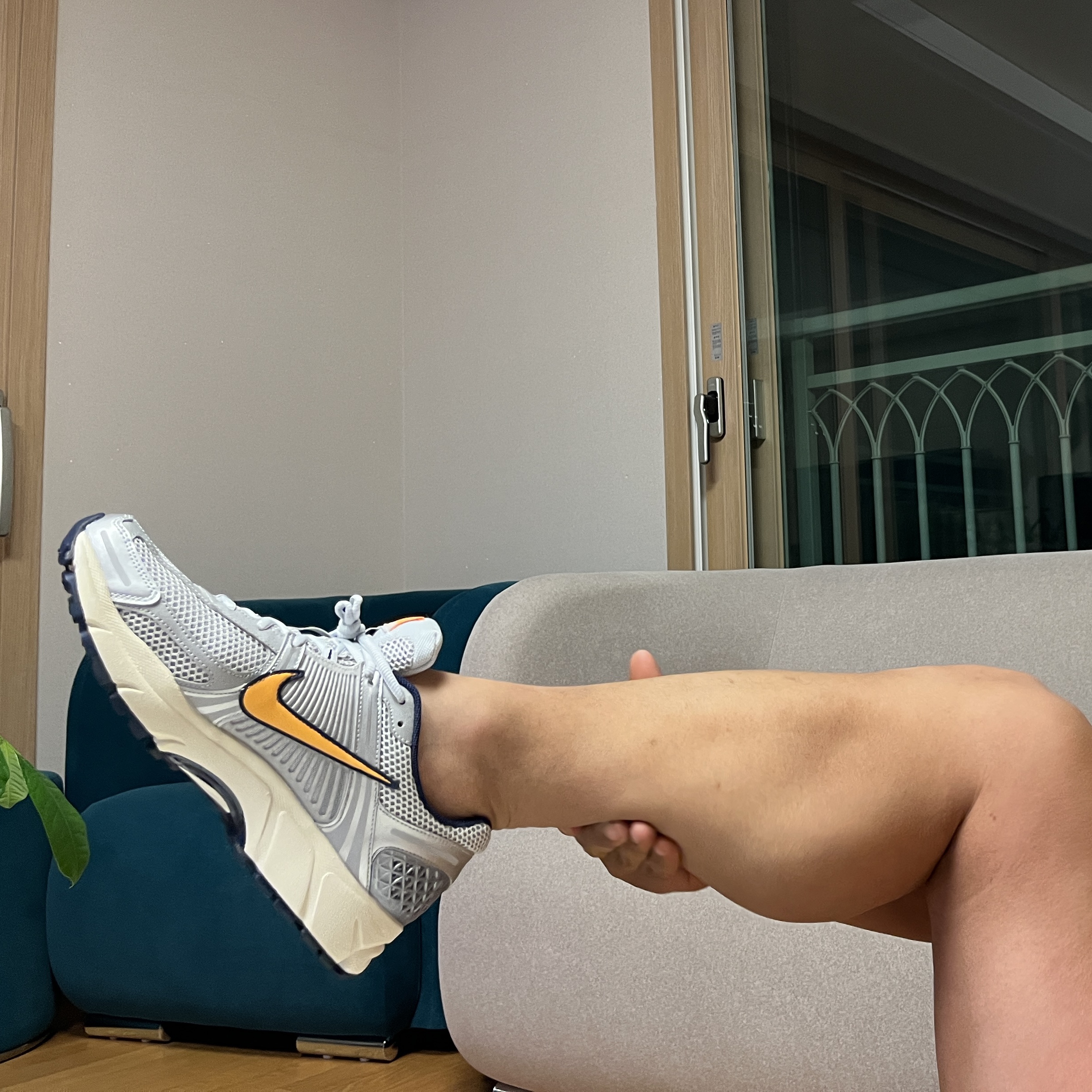Nike Zoom Vomero 5 Pure Platinum and Laser Orange 착용 스타일 - 3