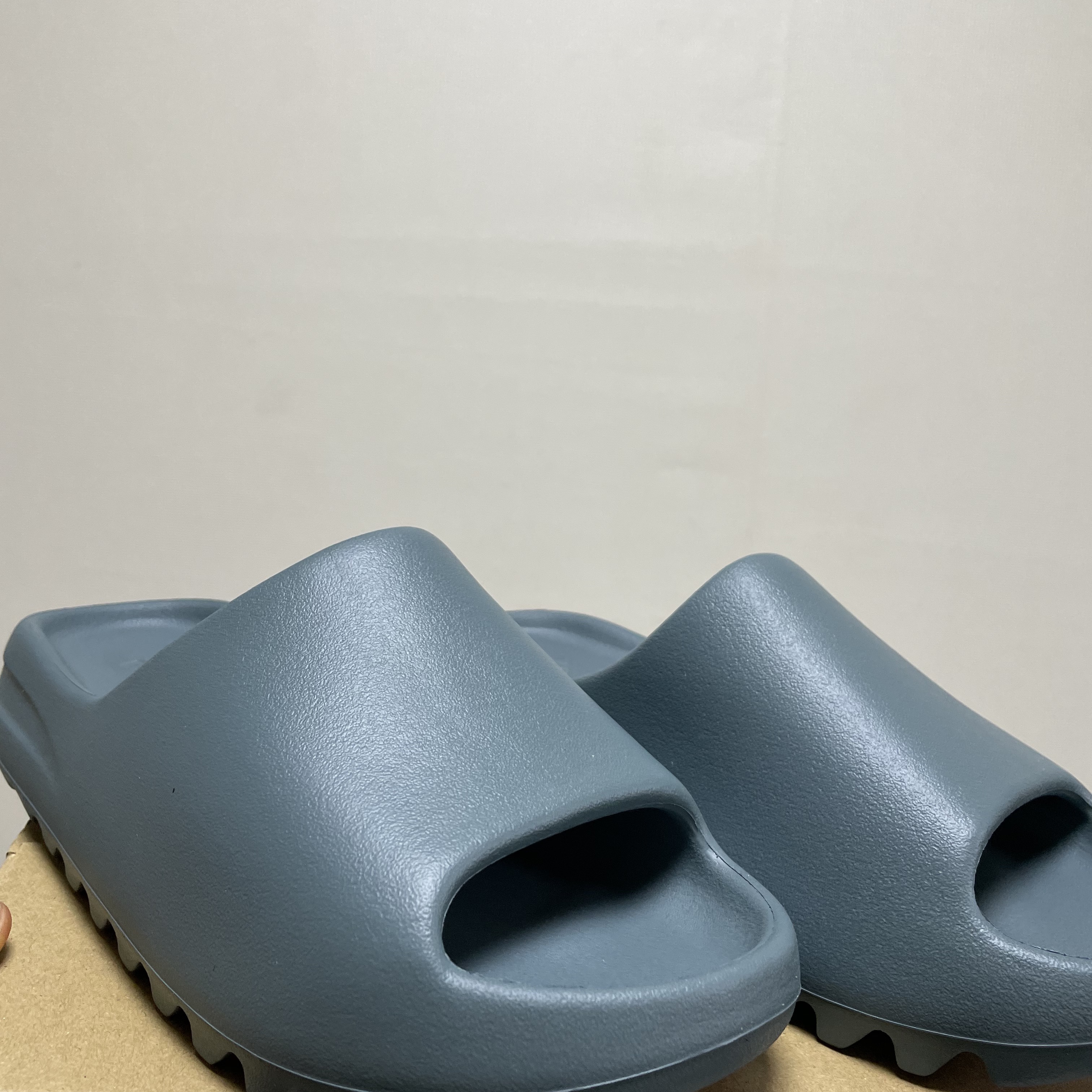 Adidas Yeezy Slide Slate Marine 착용 스타일 - 1