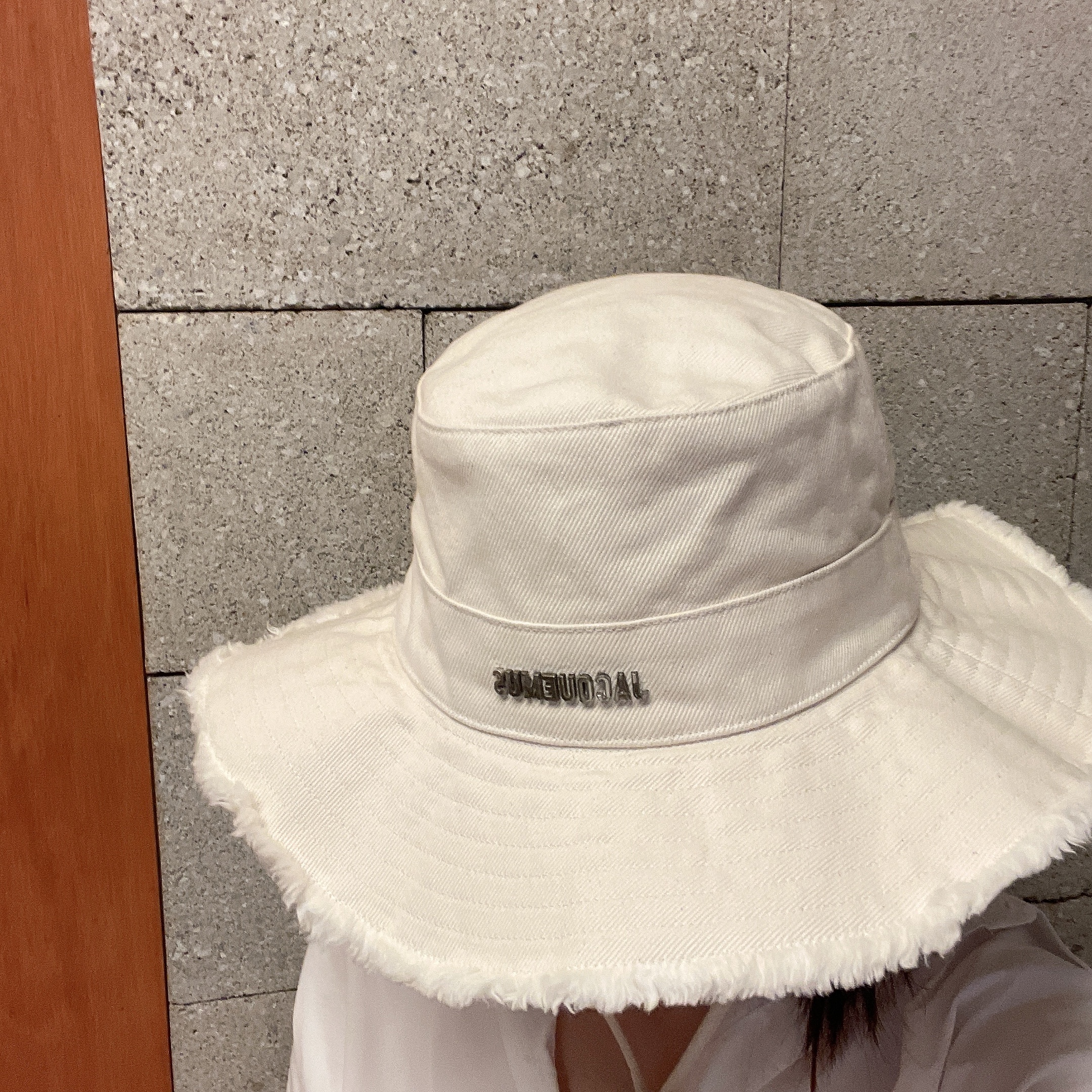 Jacquemus Le Bob Artichaut Bucket Hat Off White 착용 스타일 - 4