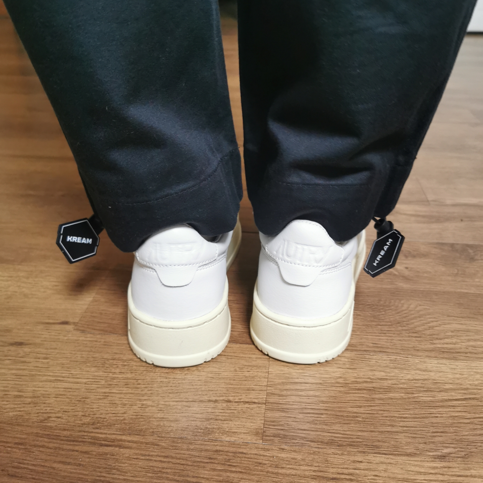 (W) Autry Medalist Low Leather Sneakers White 착용 스타일 - 5