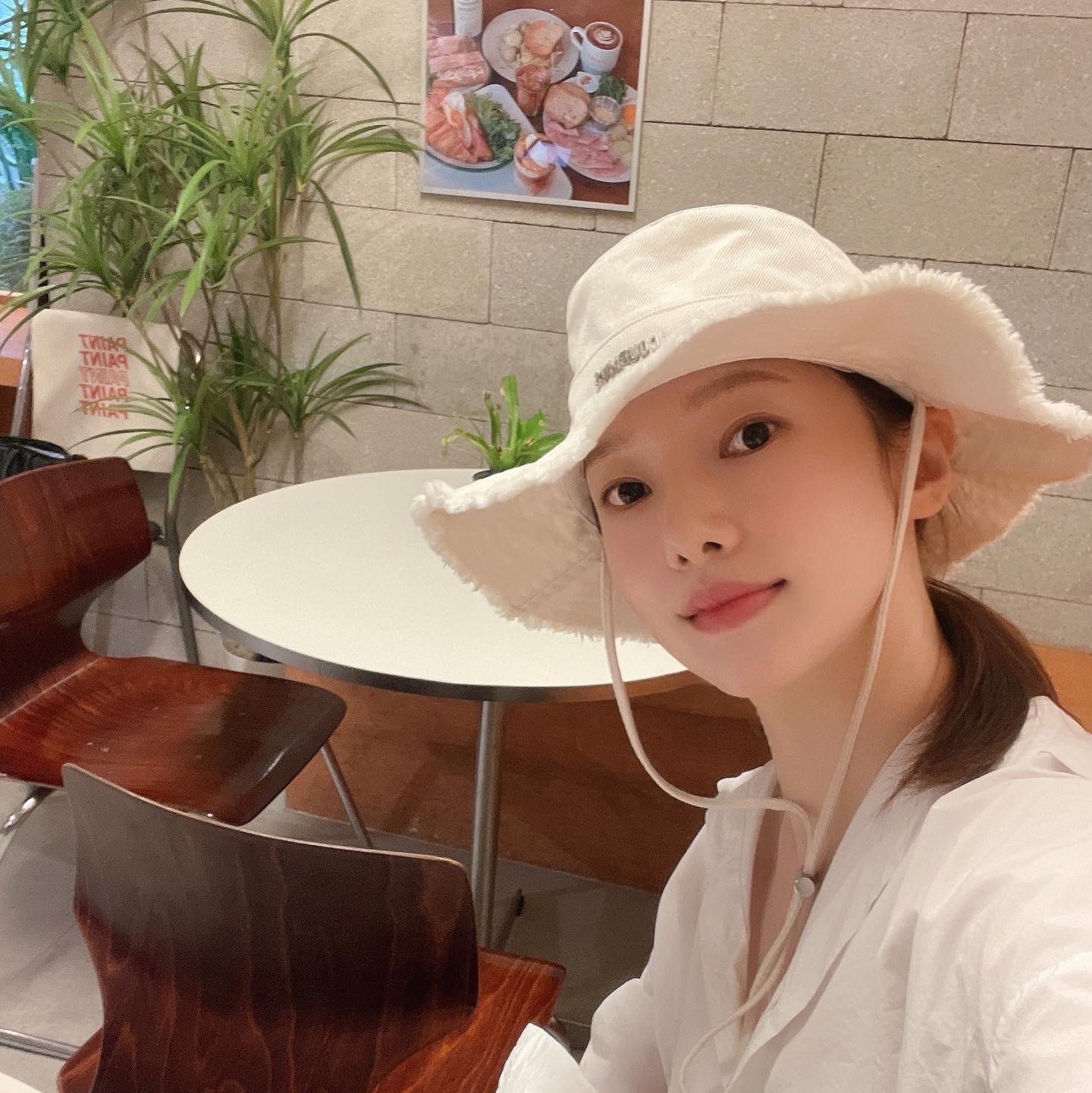Jacquemus Le Bob Artichaut Bucket Hat Off White 착용 스타일 - 1