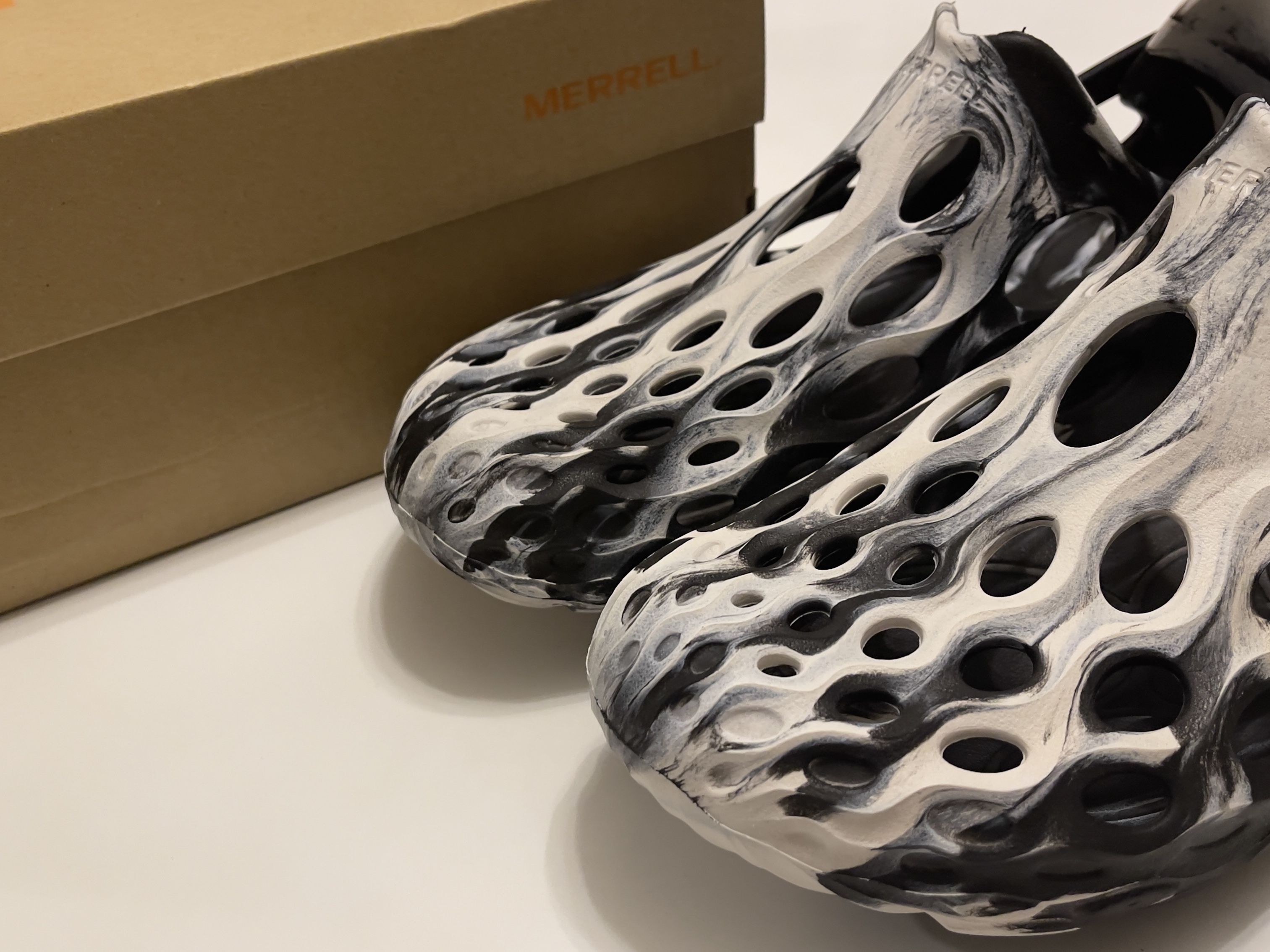 Merrell Hydro Moc Black White 착용 스타일 - 1