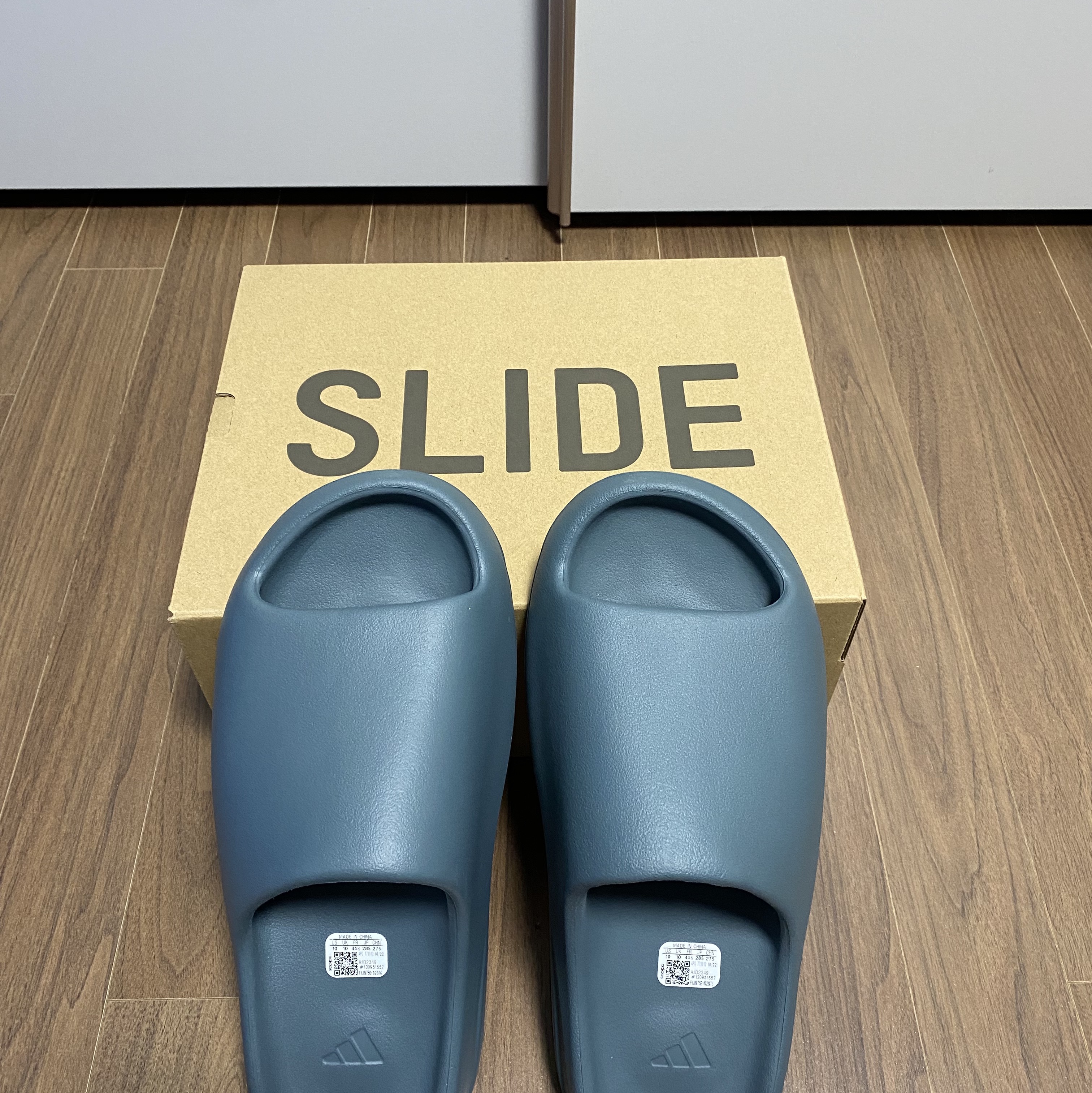 Adidas Yeezy Slide Slate Marine 착용 스타일